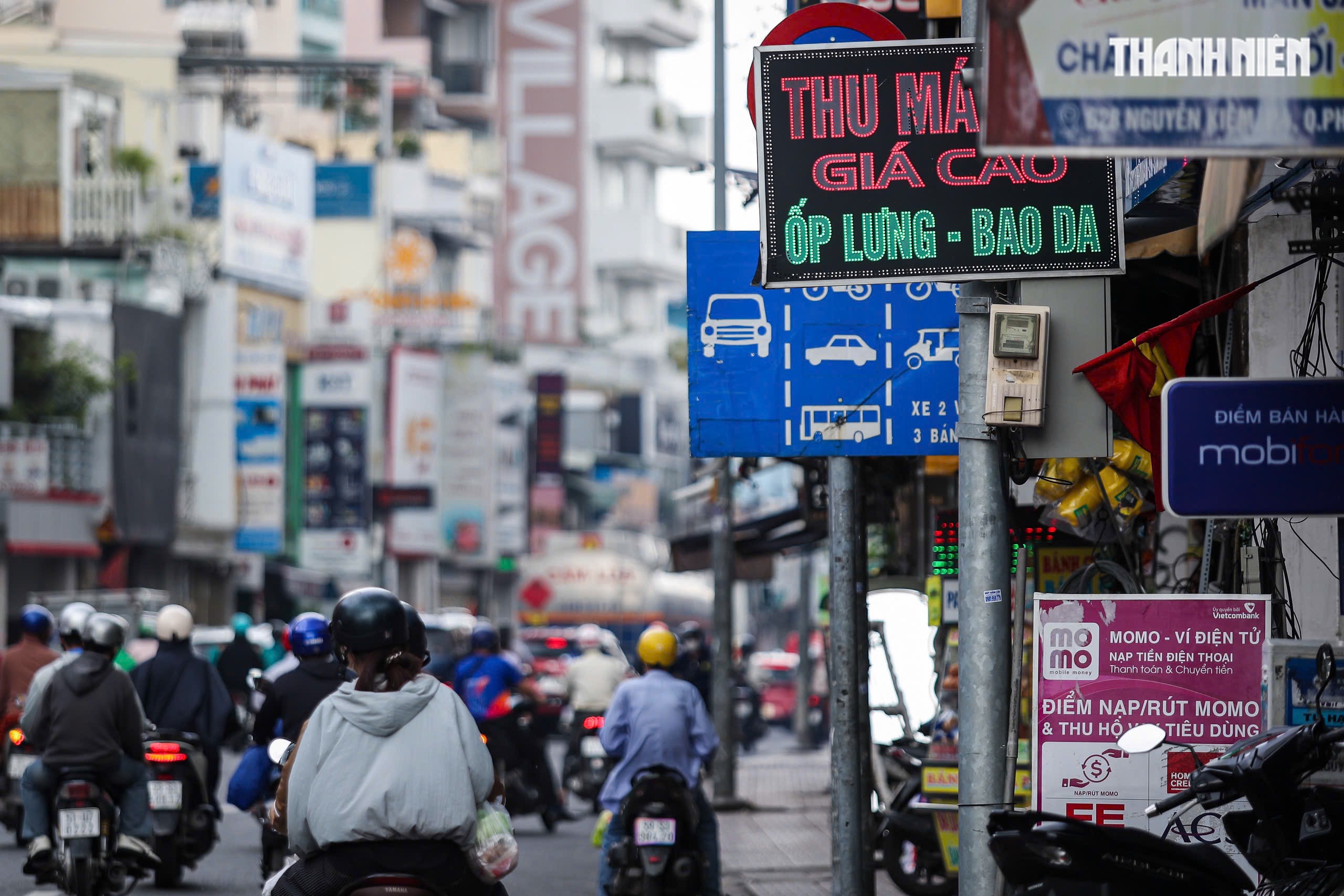 Biển b&aacute;o n&uacute;p l&ugrave;m ở TP . HCM g&acirc;y kh&oacute; khăn cho người tham gia giao th&ocirc;ng - Ảnh 7.