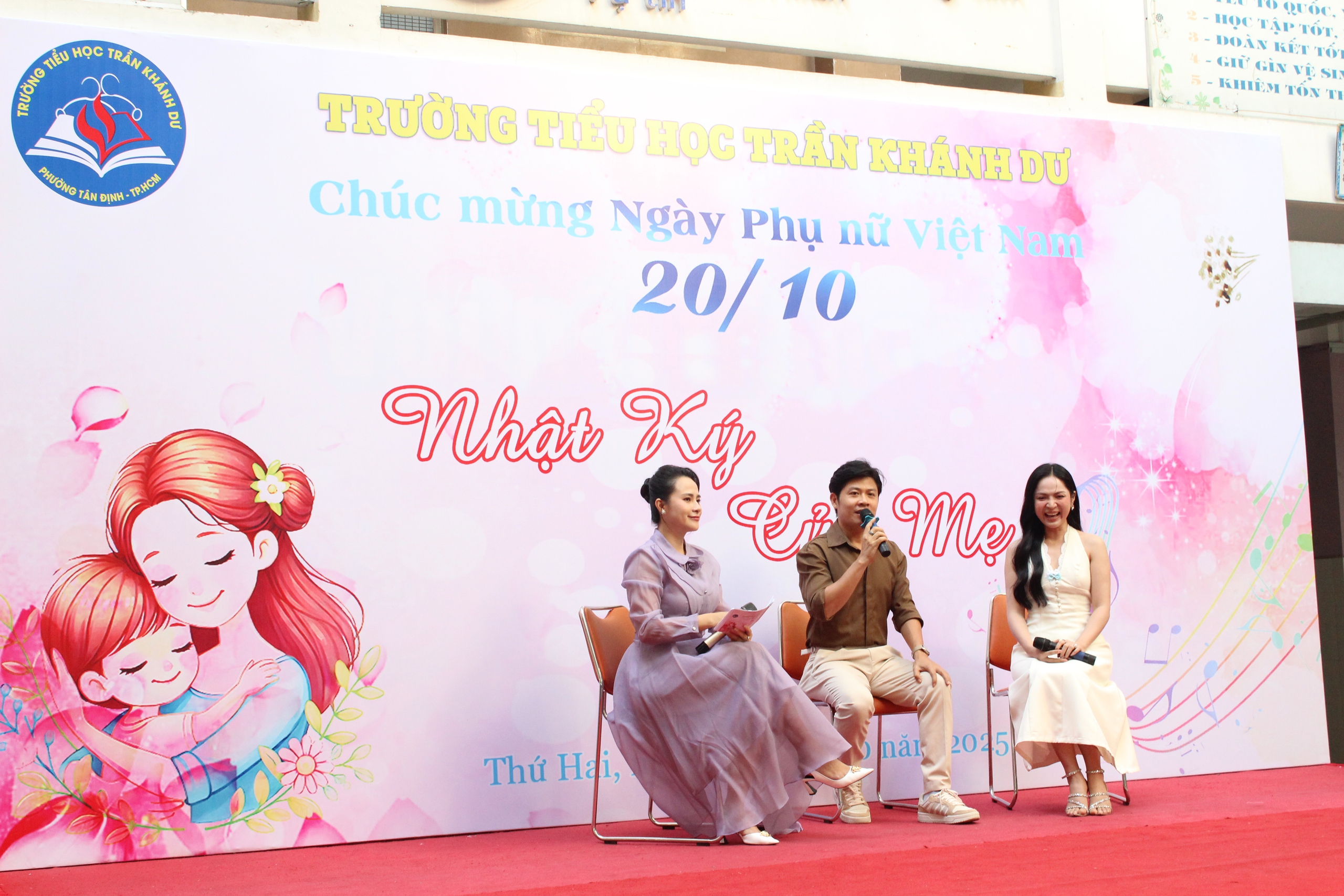 Nhạc sĩ Nguyễn Văn Chung, ca sĩ Duyên Quỳnh hát 'Nhật ký của mẹ' cùng học sinh - Ảnh 2.