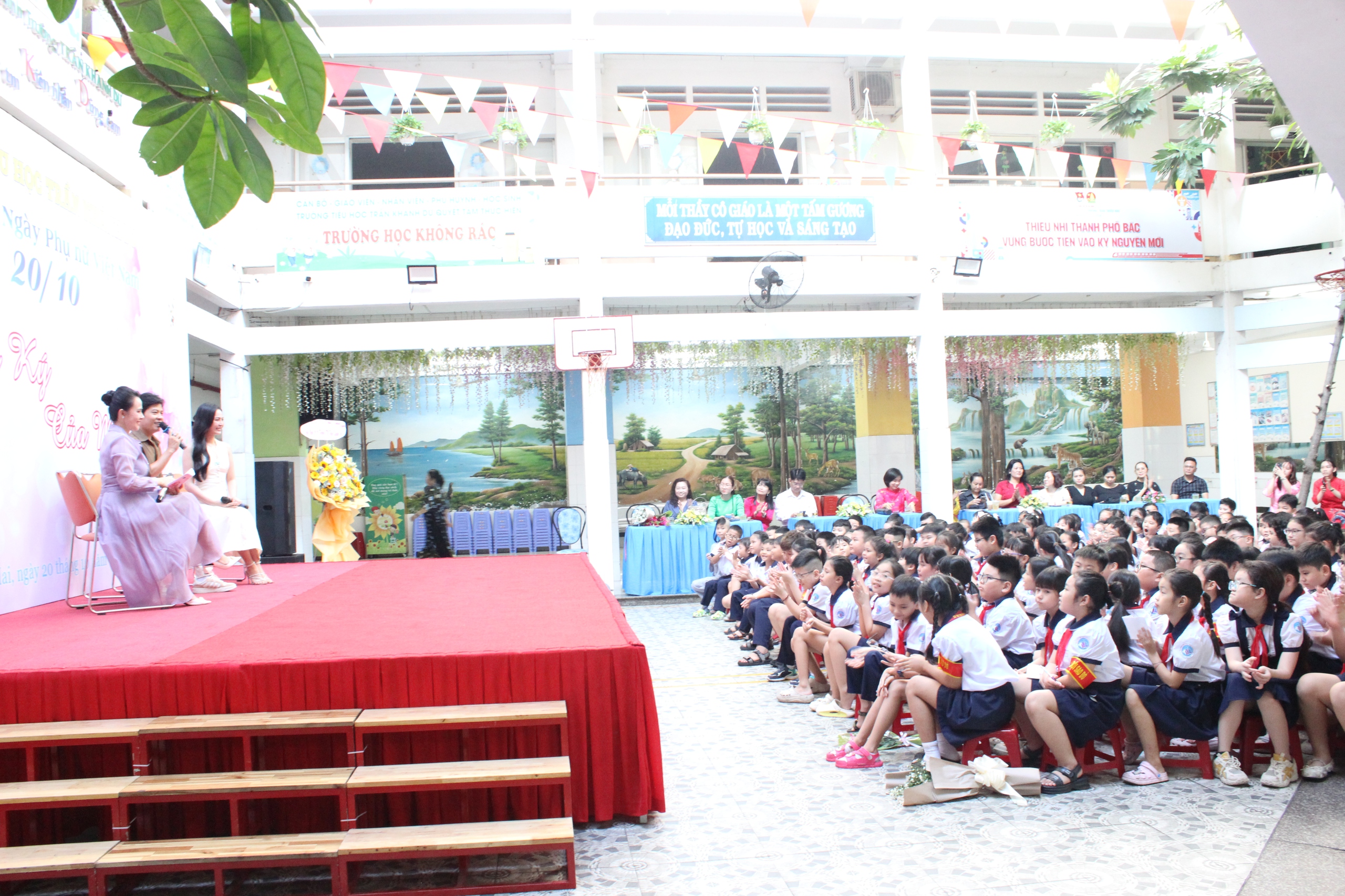 Nhạc sĩ Nguyễn Văn Chung, ca sĩ Duyên Quỳnh hát 'Nhật ký của mẹ' cùng học sinh - Ảnh 3.