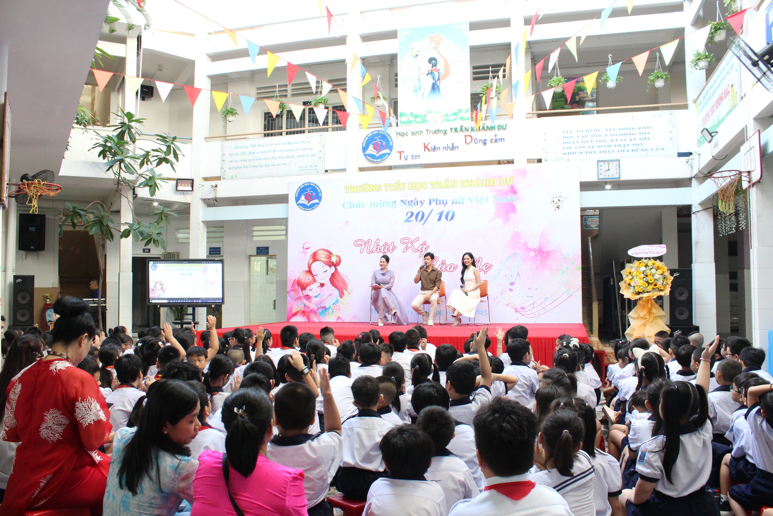 Nhạc sĩ Nguyễn Văn Chung, ca sĩ Duyên Quỳnh hát 'Nhật ký của mẹ' cùng học sinh - Ảnh 8.