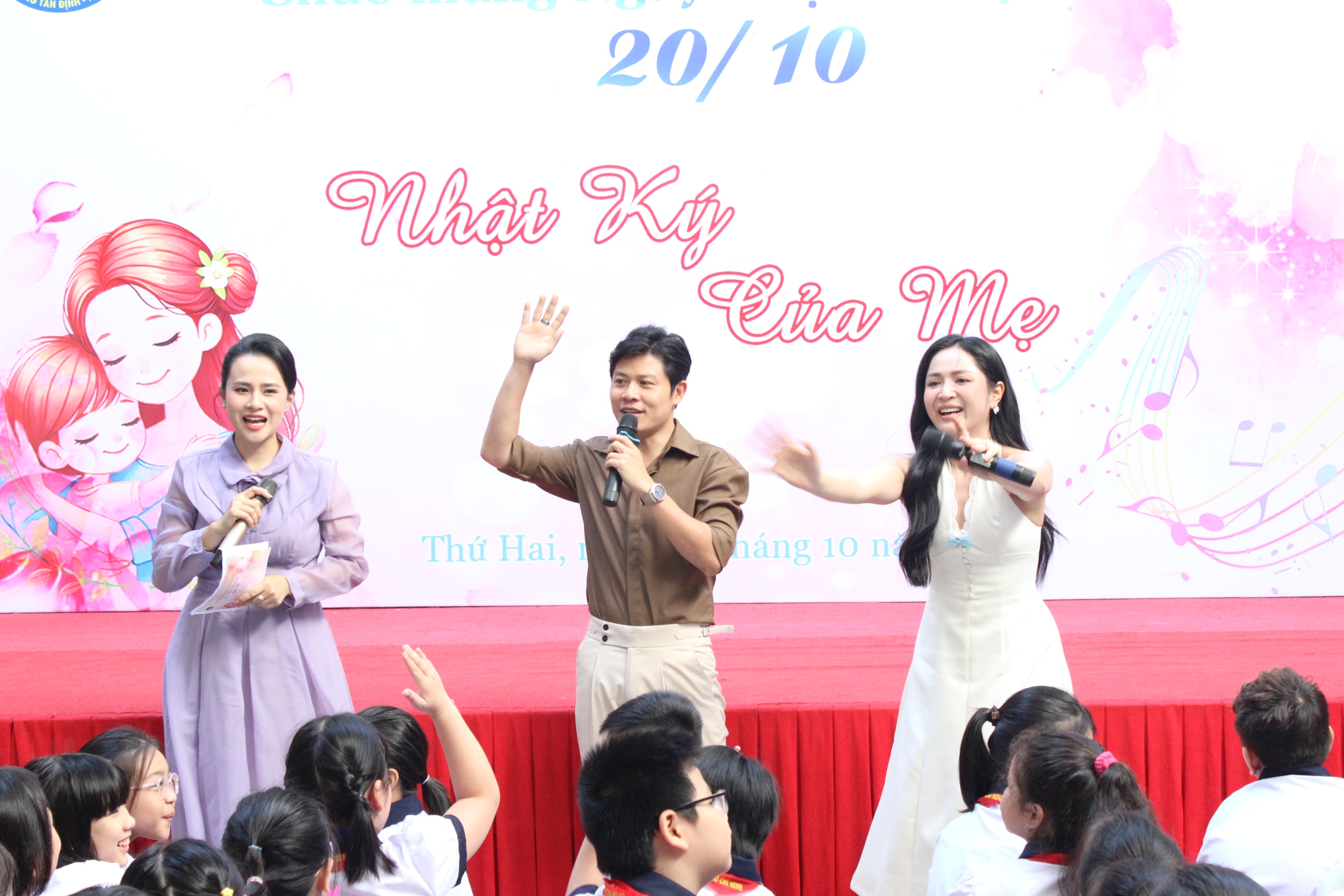 Nhạc sĩ Nguyễn Văn Chung, ca sĩ Duyên Quỳnh hát 'Nhật ký của mẹ' cùng học sinh - Ảnh 4.