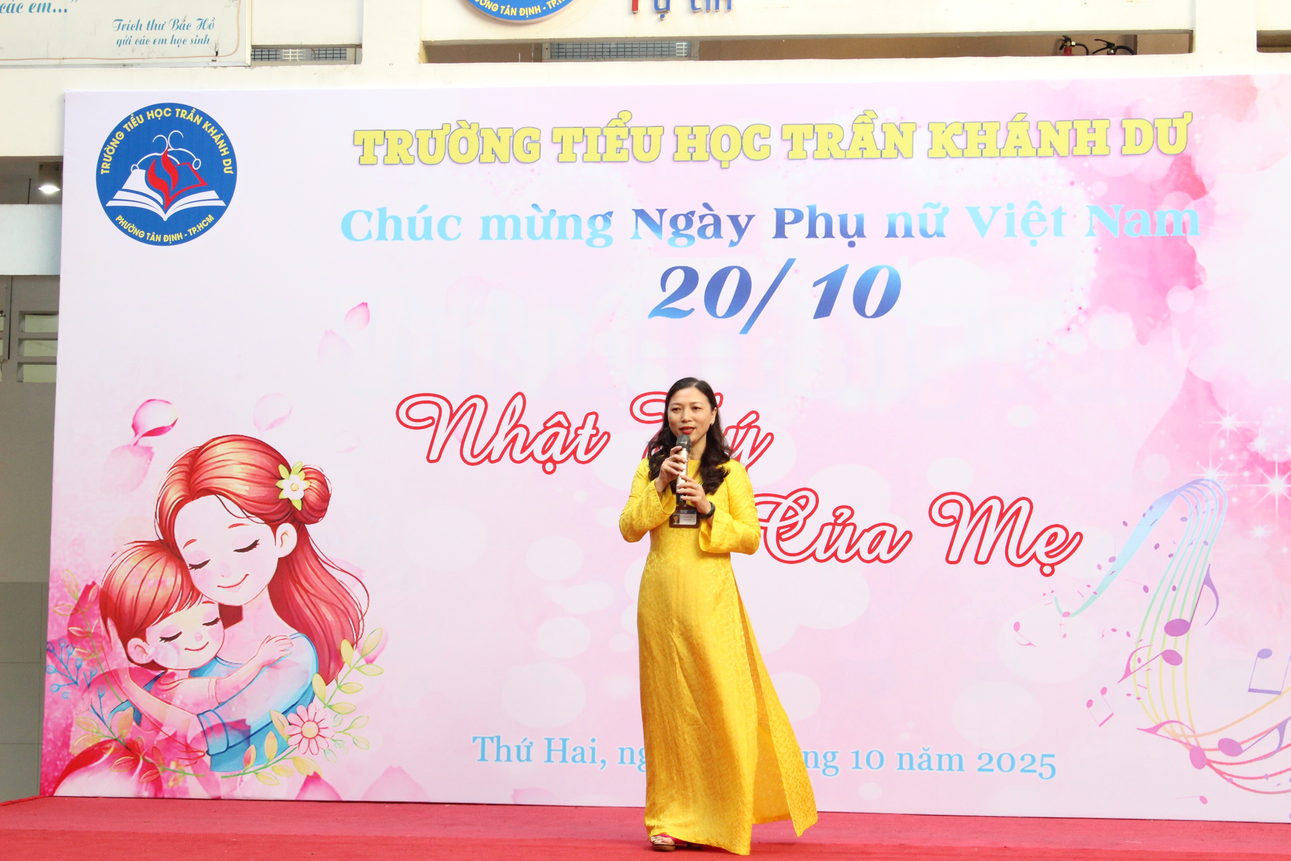 Nhạc sĩ Nguyễn Văn Chung, ca sĩ Duyên Quỳnh hát 'Nhật ký của mẹ' cùng học sinh - Ảnh 5.