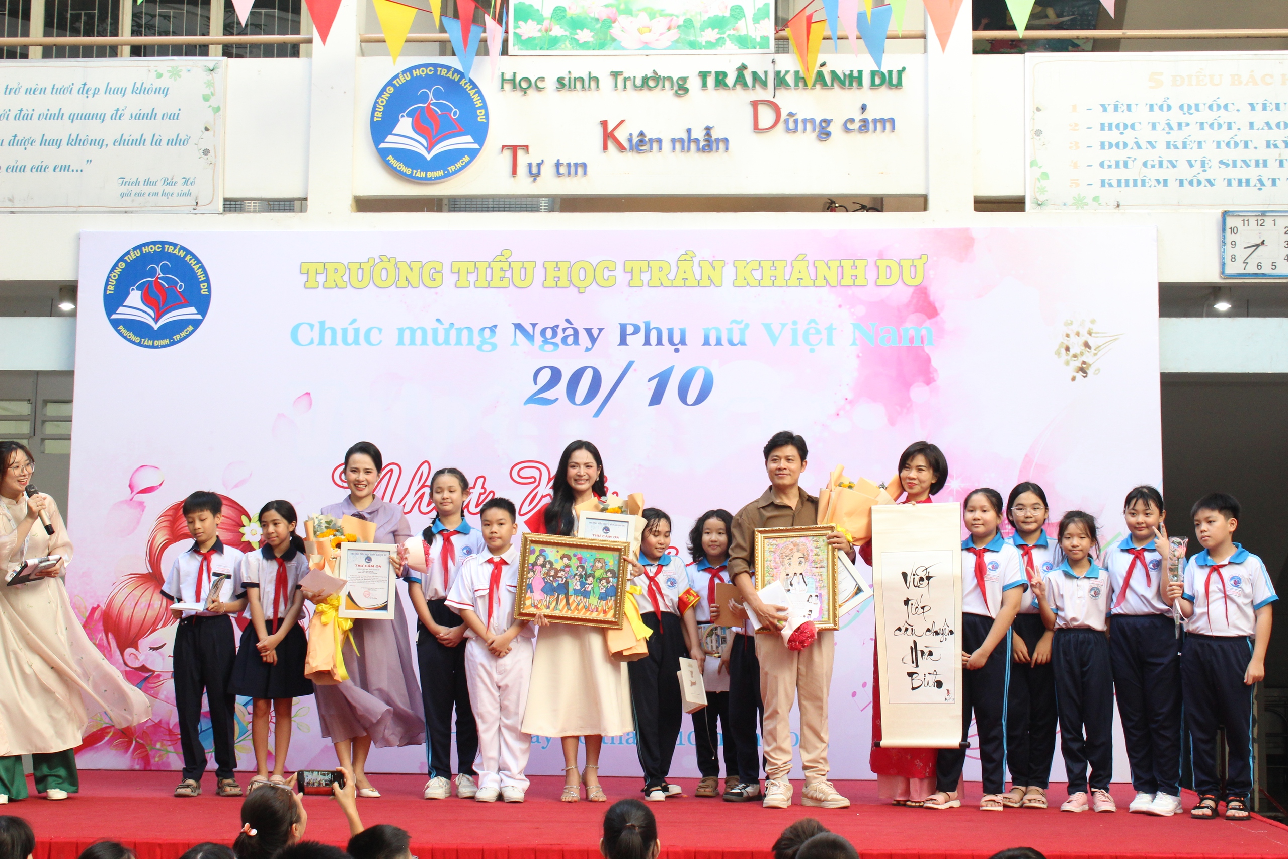 Nhạc sĩ Nguyễn Văn Chung, ca sĩ Duyên Quỳnh hát 'Nhật ký của mẹ' cùng học sinh - Ảnh 7.