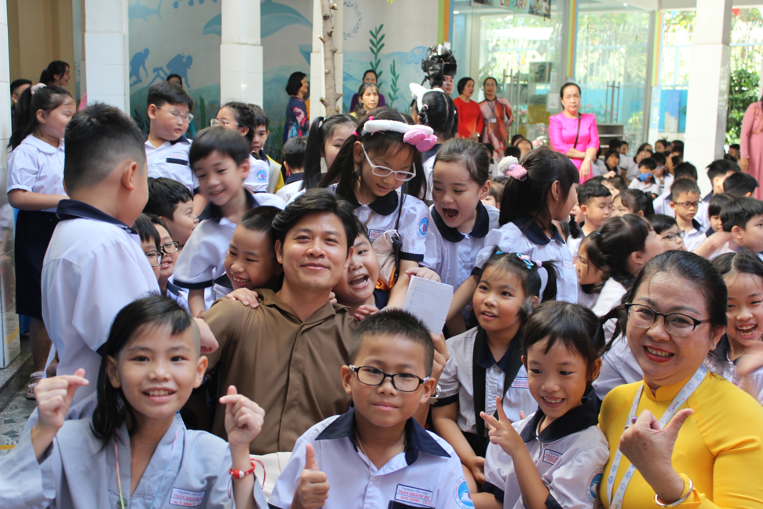 Nhạc sĩ Nguyễn Văn Chung, ca sĩ Duyên Quỳnh hát 'Nhật ký của mẹ' cùng học sinh - Ảnh 10.