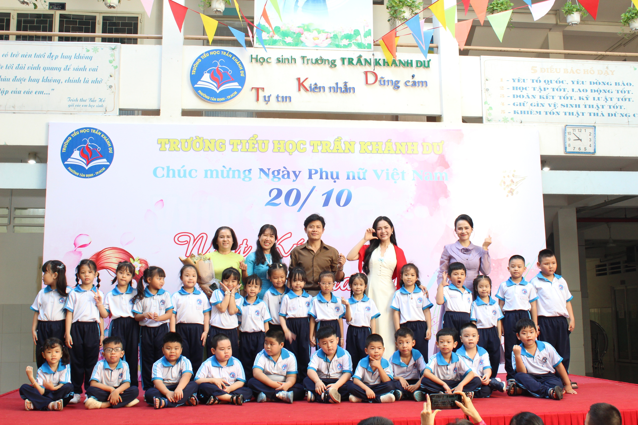 Nhạc sĩ Nguyễn Văn Chung, ca sĩ Duyên Quỳnh hát 'Nhật ký của mẹ' cùng học sinh - Ảnh 9.