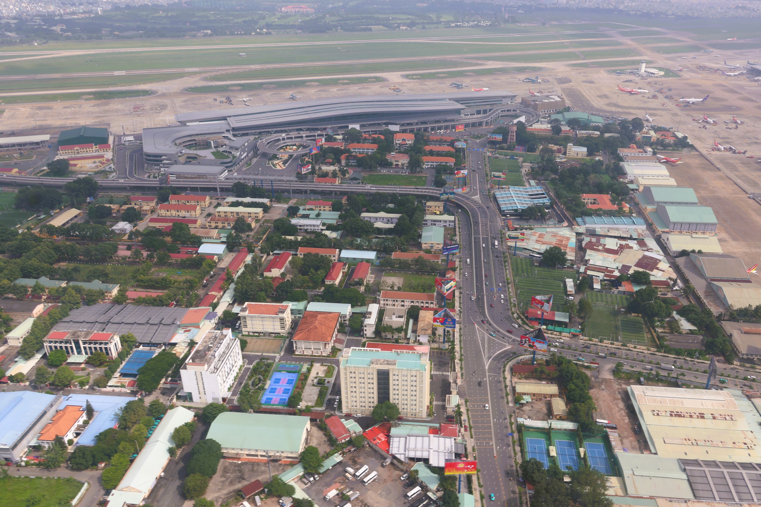 Sân bay Tân Sơn Nhất nhìn từ trực thăng quân sự- Ảnh 10.