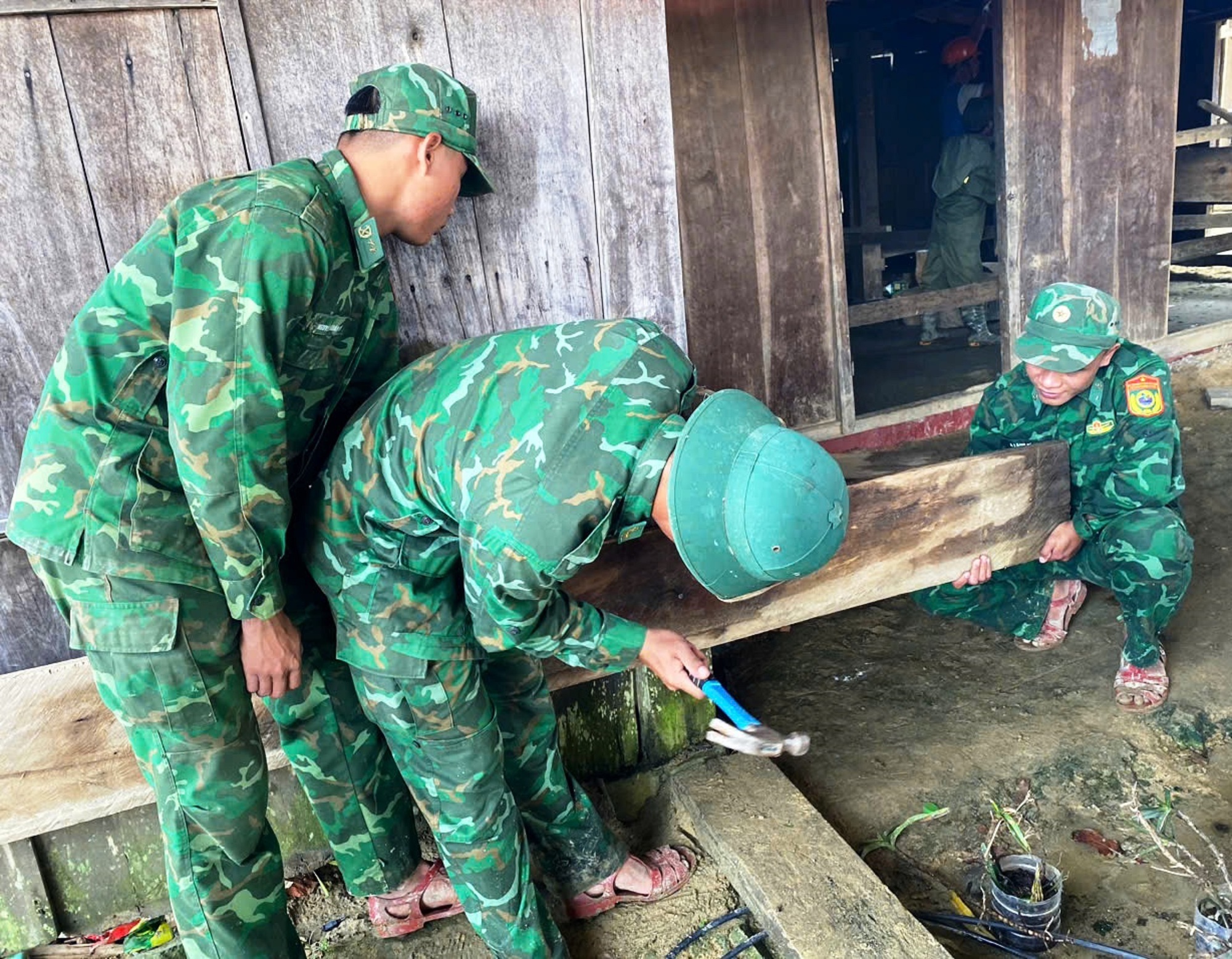 Rời làng vì sạt lở - Ảnh 2. Rời làng vì sạt lở - Ảnh 2.