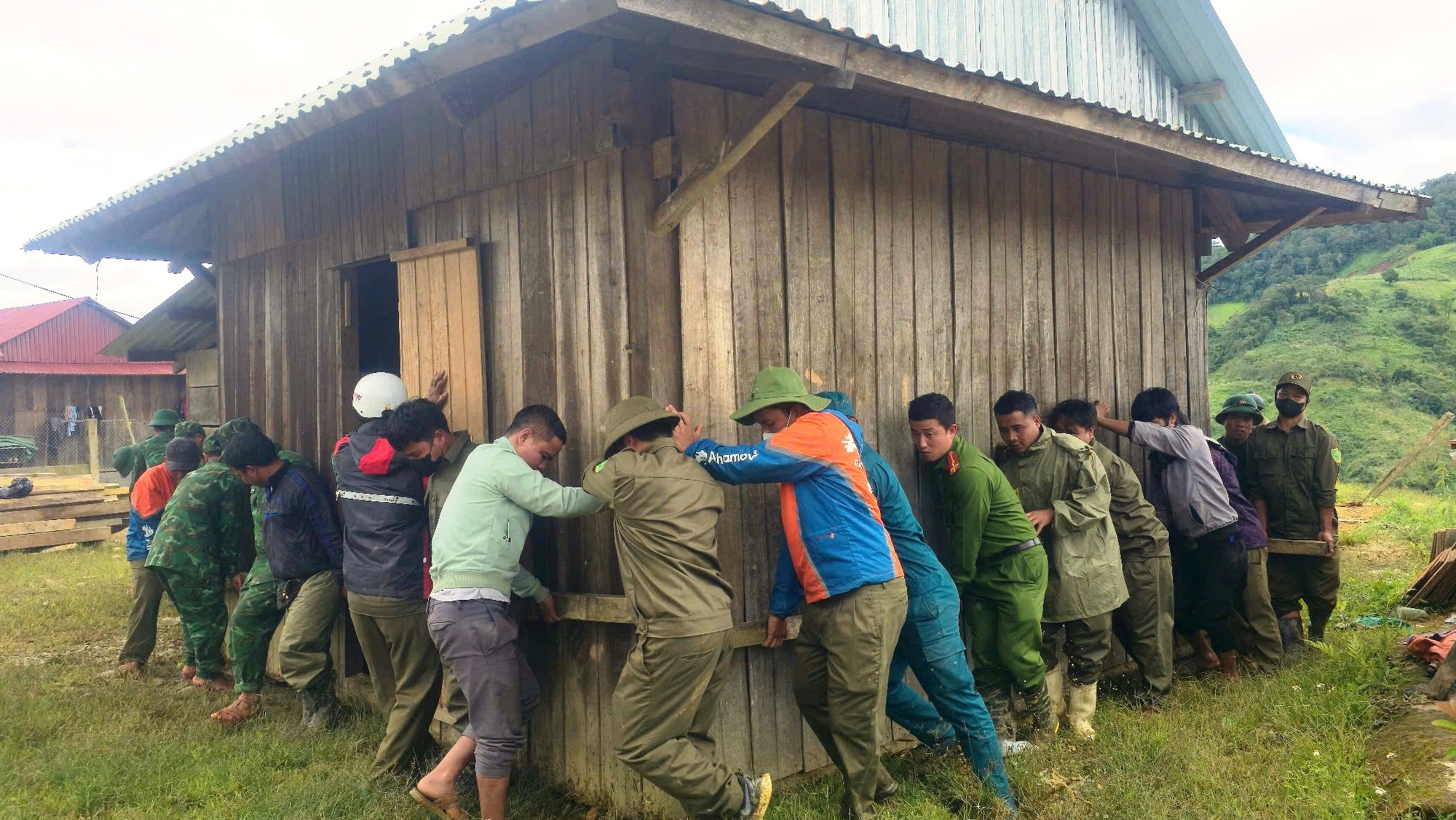 Rời làng vì sạt lở - Ảnh 3. Rời làng vì sạt lở - Ảnh 3.