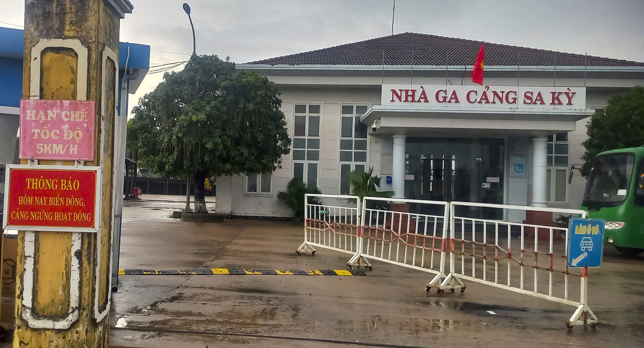 Ứng phó bão số 12 Fengshen : Đảo Bé ở Lý Sơn dự trữ 1 tấn gạo - Ảnh 1. Ứng phó bão số 12 Fengshen : Đảo Bé ở Lý Sơn dự trữ 1 tấn gạo - Ảnh 1.