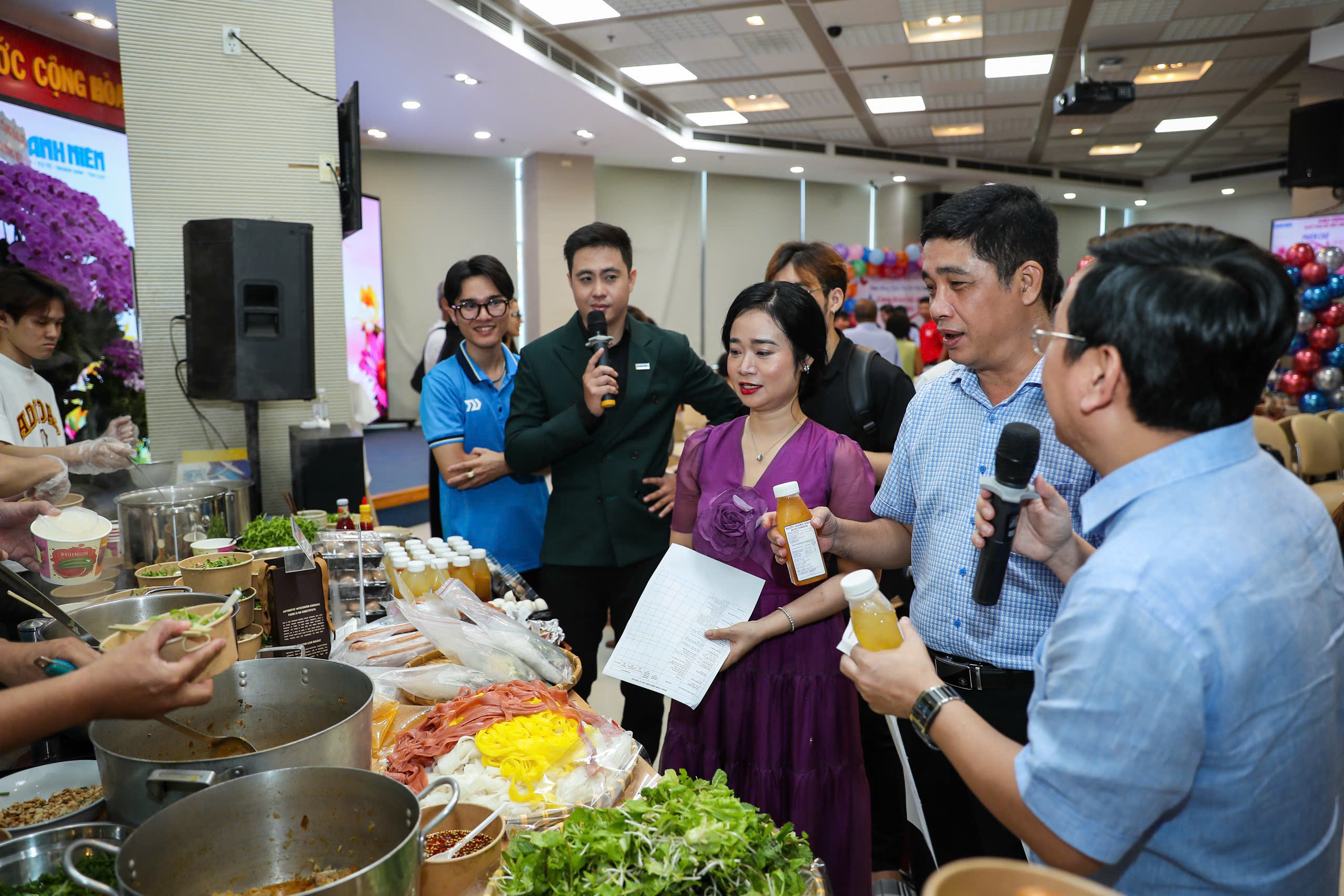 Rộn r&agrave;ng m&agrave;u sắc, trọn vẹn nghĩa t&igrave;nh ở phi&ecirc;n chợ Từ T&acirc;m - Ảnh 6.