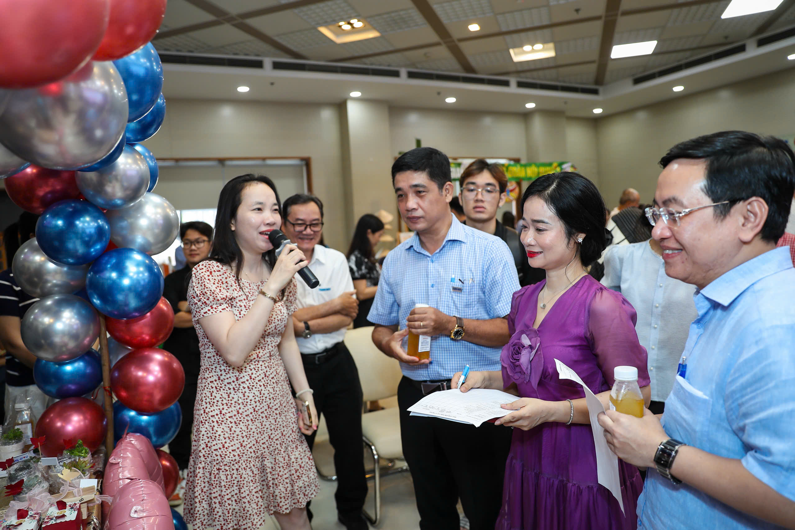 Rộn r&agrave;ng m&agrave;u sắc, trọn vẹn nghĩa t&igrave;nh ở phi&ecirc;n chợ Từ T&acirc;m - Ảnh 4.