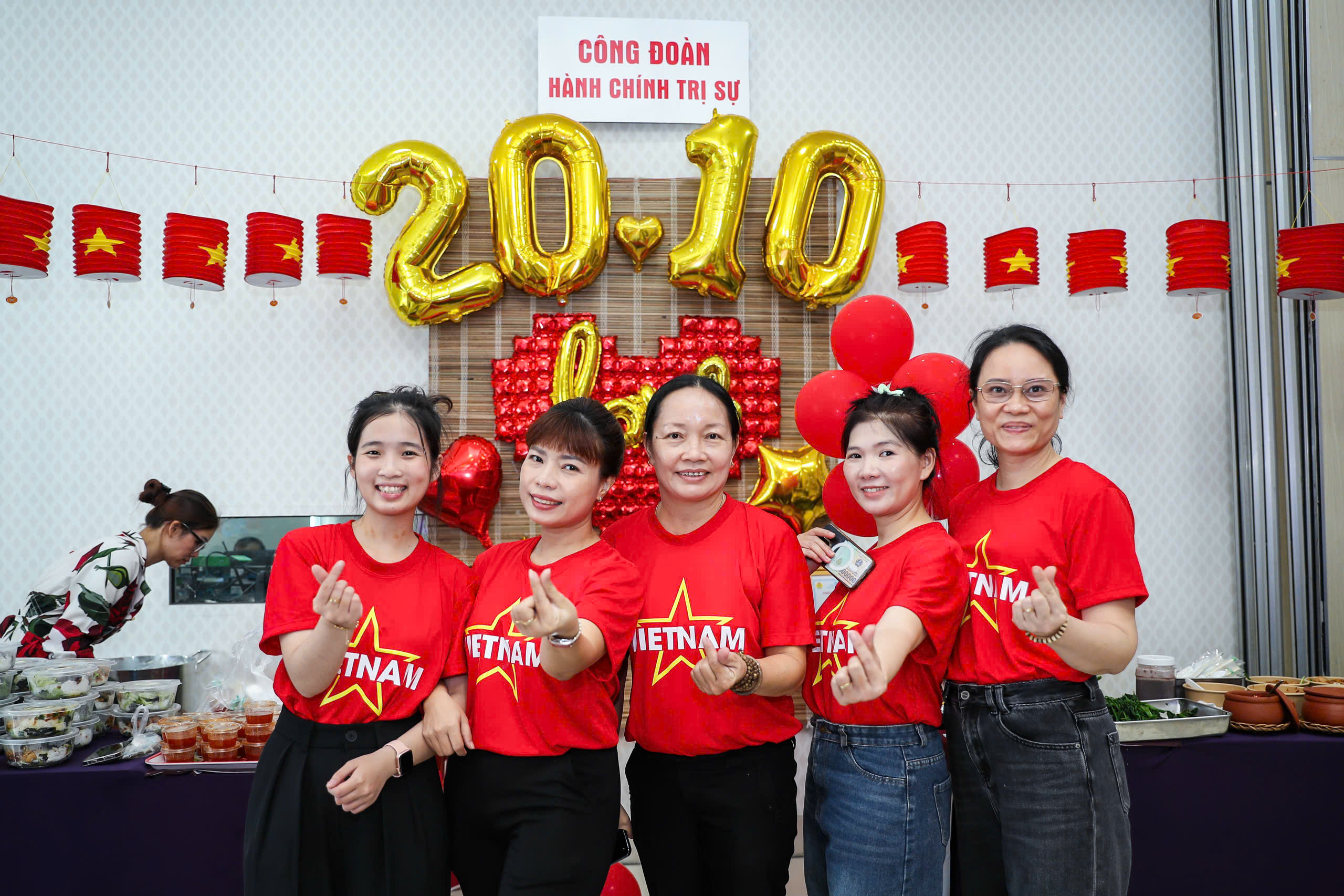 Rộn r&agrave;ng m&agrave;u sắc, trọn vẹn nghĩa t&igrave;nh ở phi&ecirc;n chợ Từ T&acirc;m - Ảnh 13.