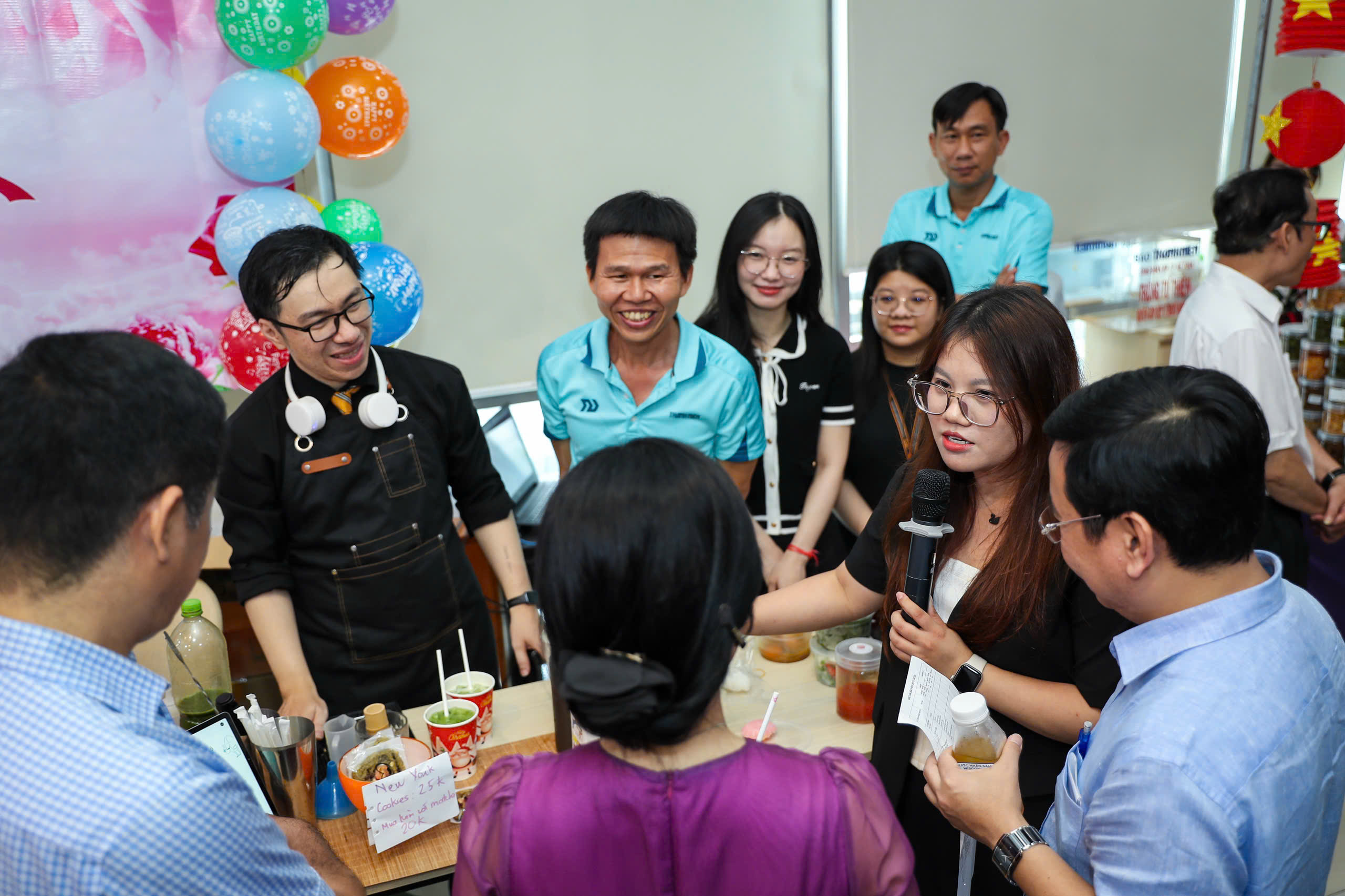 Rộn r&agrave;ng m&agrave;u sắc, trọn vẹn nghĩa t&igrave;nh ở phi&ecirc;n chợ Từ T&acirc;m - Ảnh 12.