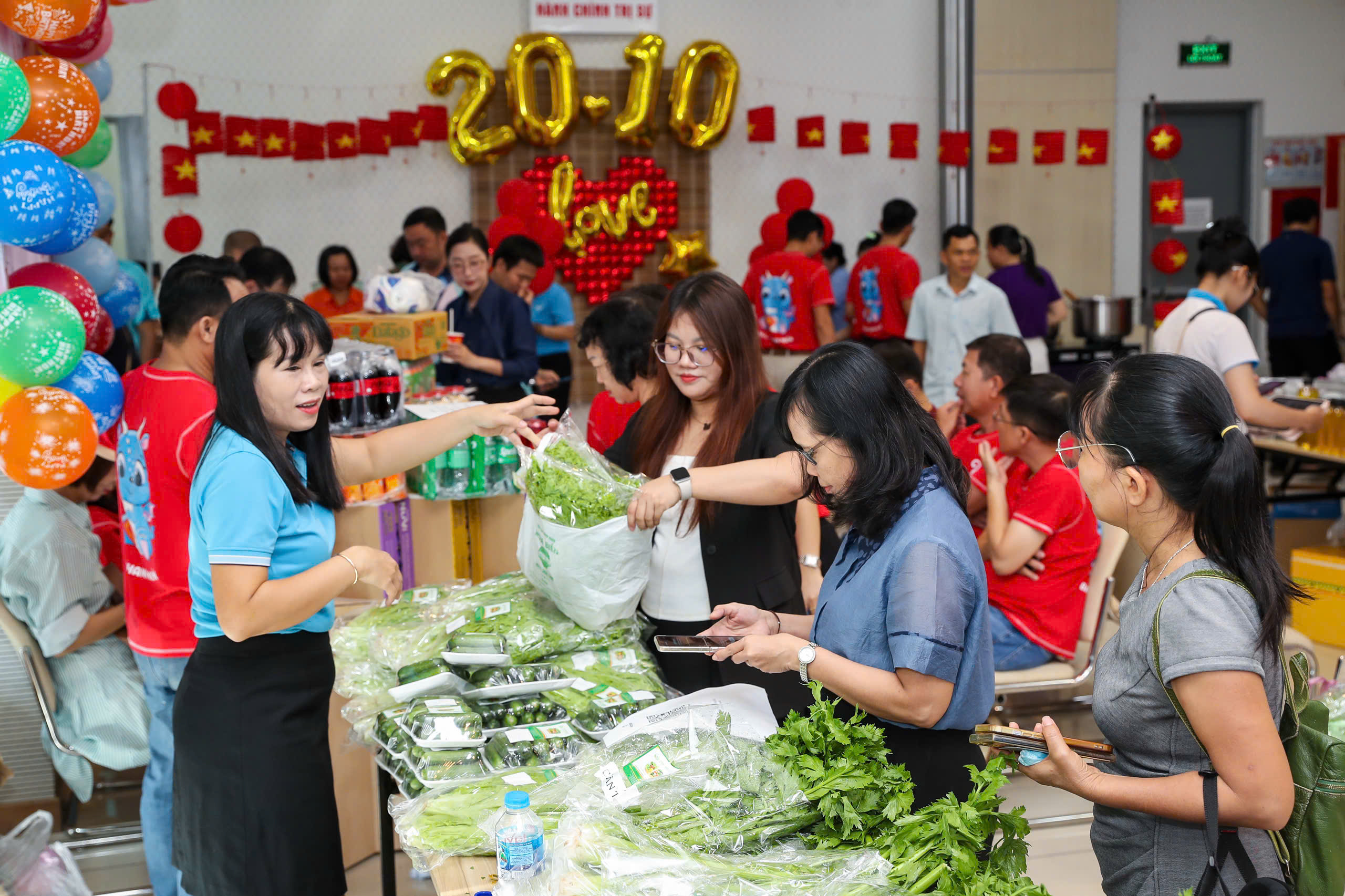 Rộn r&agrave;ng m&agrave;u sắc, trọn vẹn nghĩa t&igrave;nh ở phi&ecirc;n chợ Từ T&acirc;m - Ảnh 9.