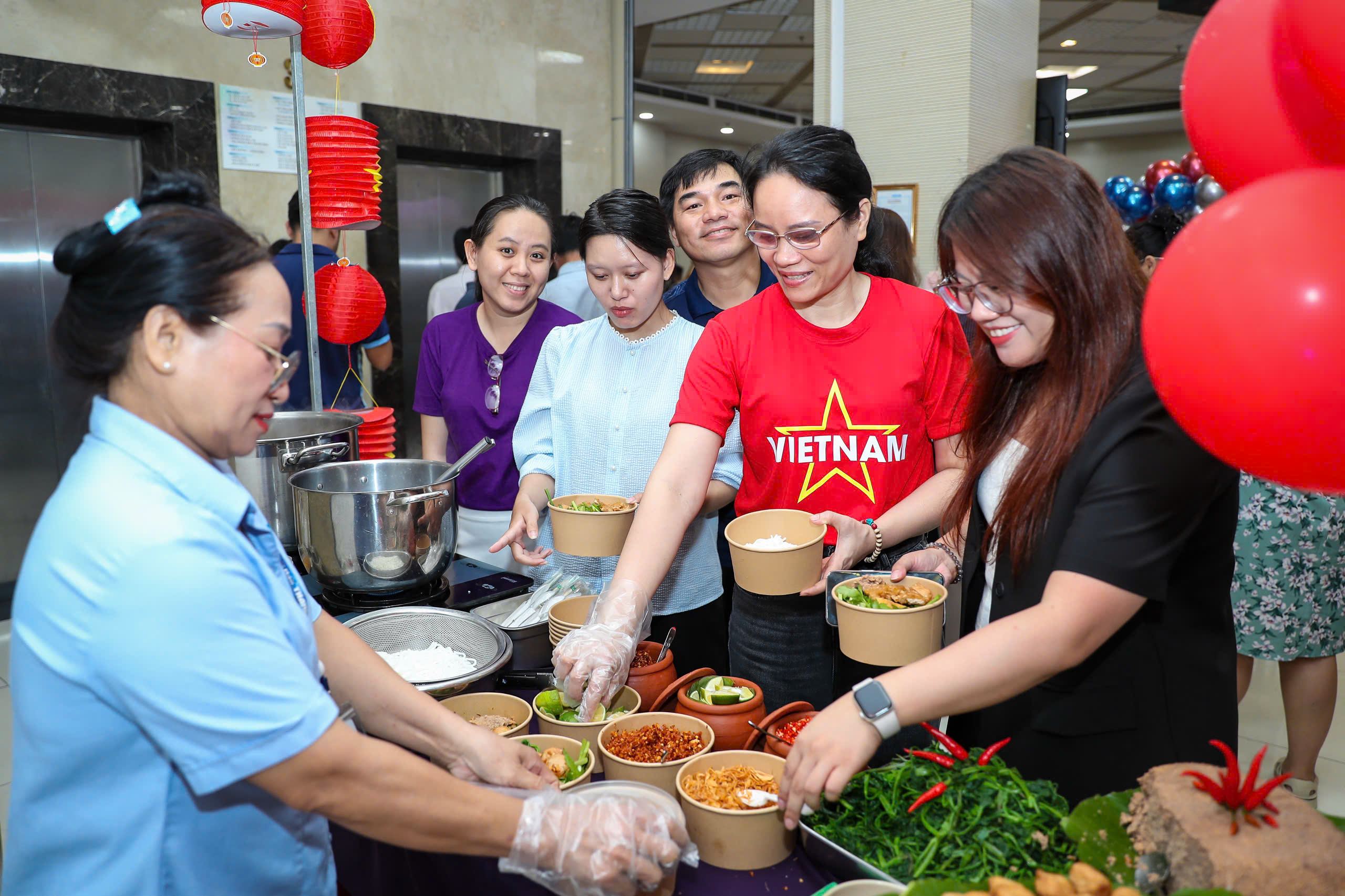 Rộn r&agrave;ng m&agrave;u sắc, trọn vẹn nghĩa t&igrave;nh ở phi&ecirc;n chợ Từ T&acirc;m - Ảnh 5.