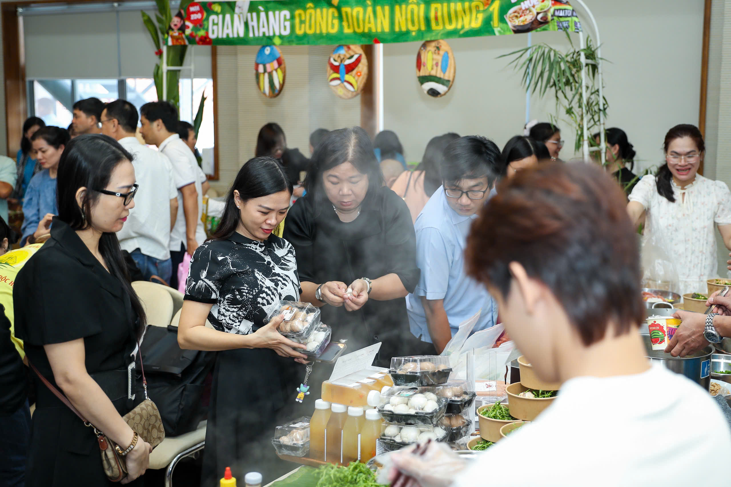 Rộn r&agrave;ng m&agrave;u sắc, trọn vẹn nghĩa t&igrave;nh ở phi&ecirc;n chợ Từ T&acirc;m - Ảnh 3.