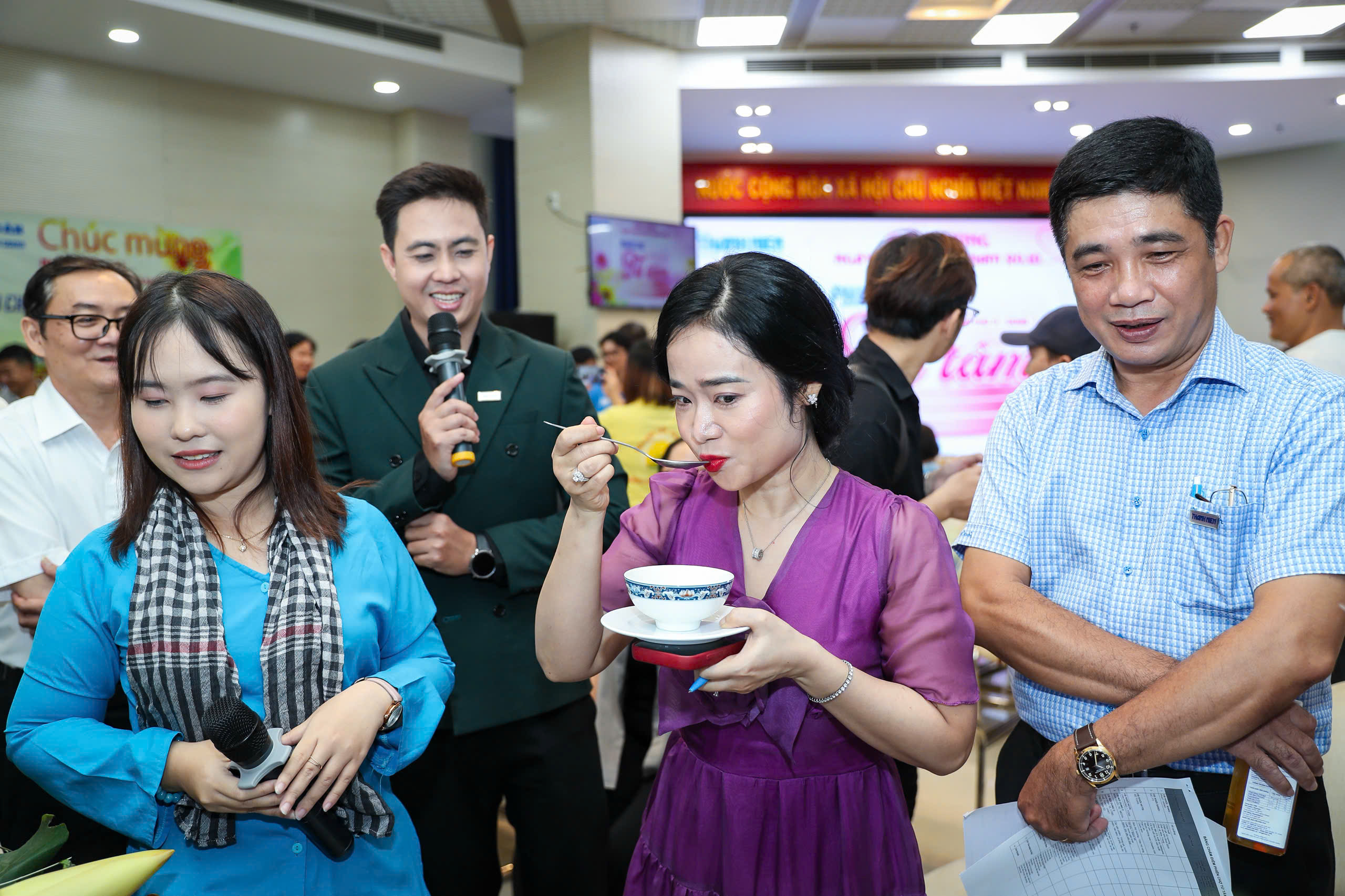 Rộn r&agrave;ng m&agrave;u sắc, trọn vẹn nghĩa t&igrave;nh ở phi&ecirc;n chợ Từ T&acirc;m - Ảnh 8.