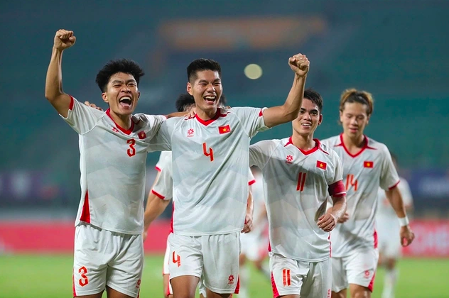 លាតត្រដាងគូប្រកួតដ៏ខ្លាំង U.23 វៀតណាម នៅស៊ីហ្គេម ៣៣៖ មិនមែនម៉ាឡេស៊ីទេ។ - រូបថត ១. Lộ diện đối thủ đáng sợ nhất của U.23 Việt Nam tại SEA Games 33: Không phải Malaysia
- Ảnh 1.