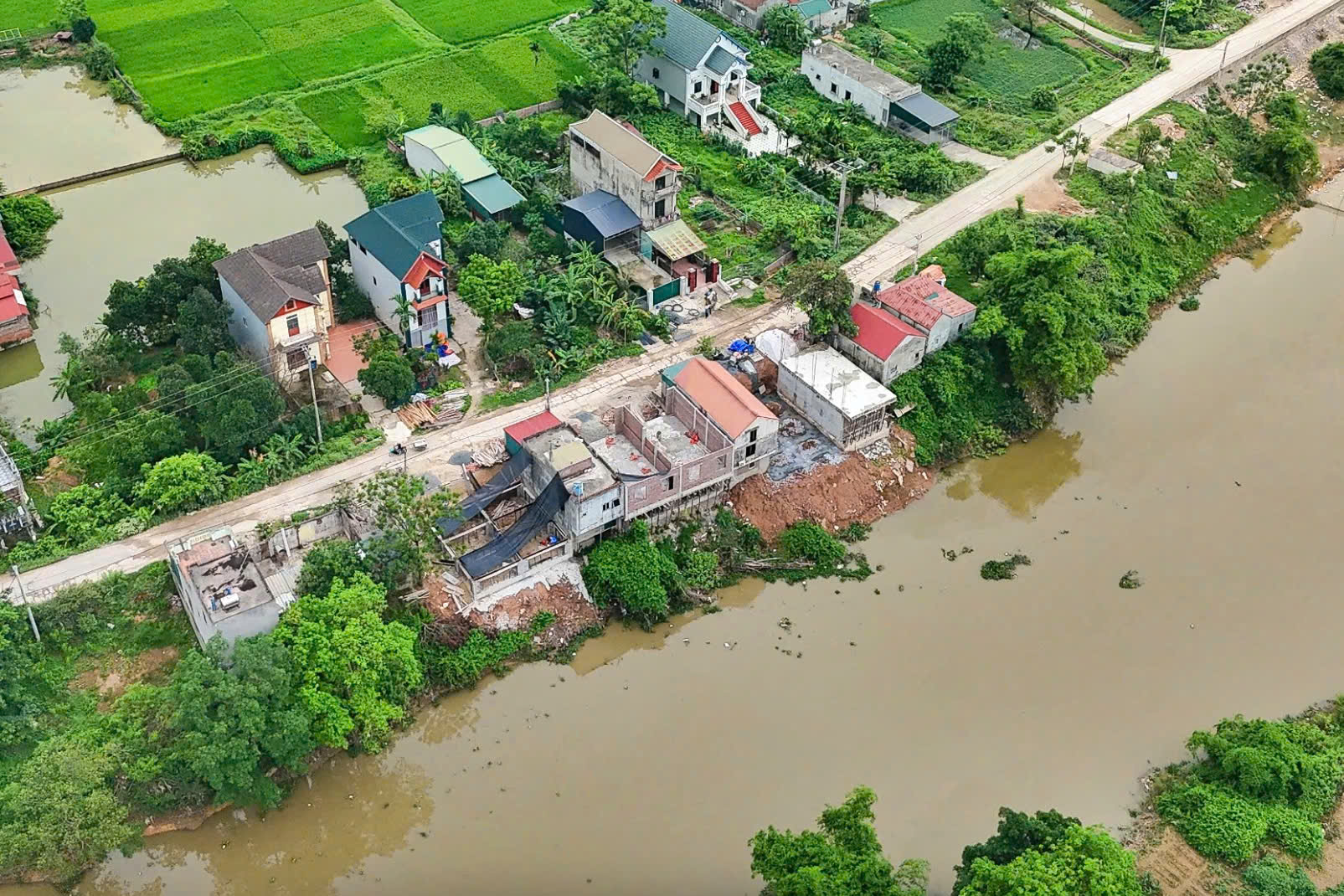 Hà Nội tổng kiểm tra, giải tỏa công trình lấn chiếm đê điều, bãi sông- Ảnh 1. Hà Nội tổng kiểm tra, giải tỏa công trình lấn chiếm đê điều, bãi sông- Ảnh 1.