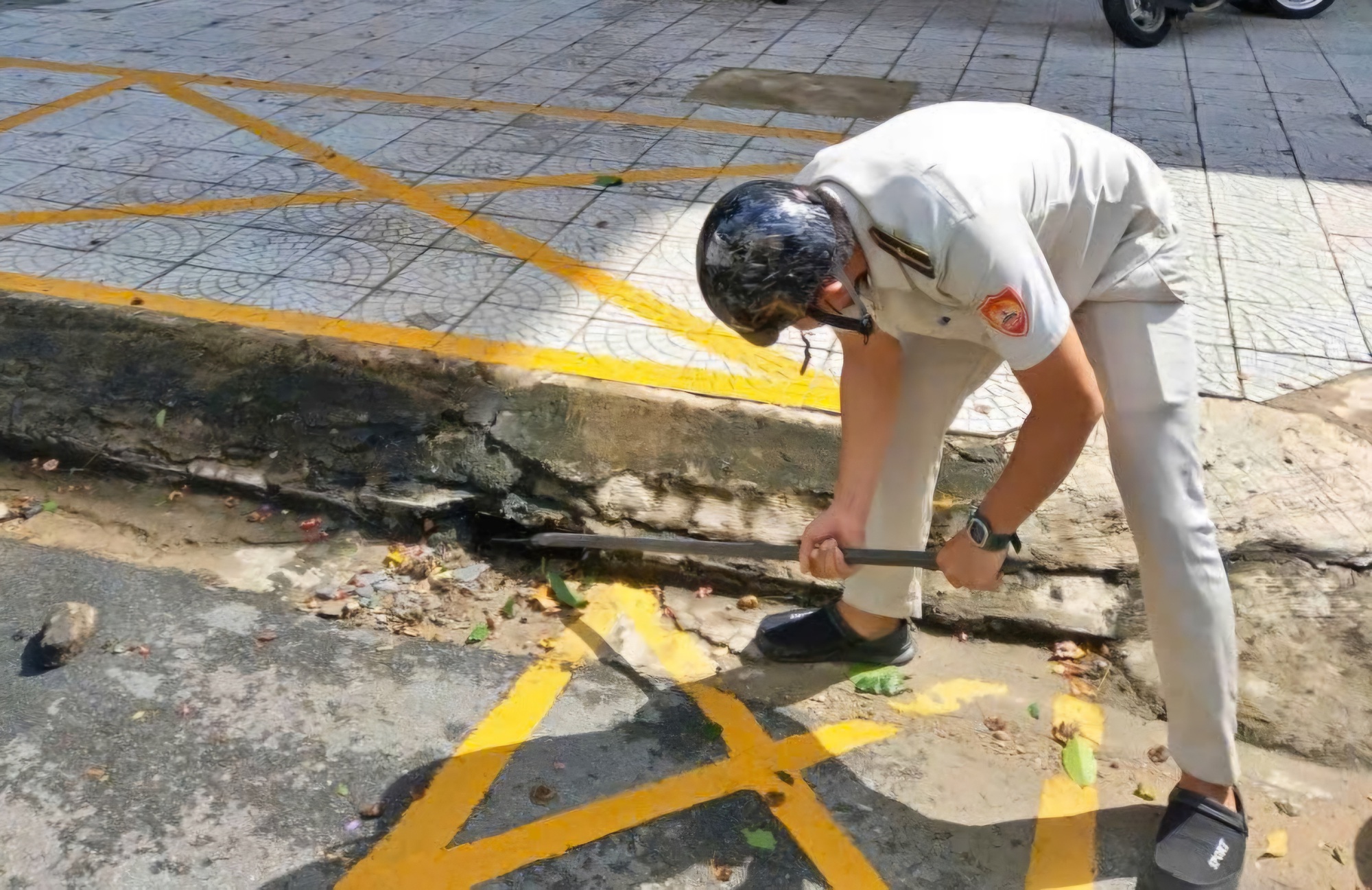Bão số 12: Sóng dữ xuất hiện ở cửa sông Hàn - Ảnh 9. Bão số 12: Sóng dữ xuất hiện ở cửa sông Hàn - Ảnh 9.