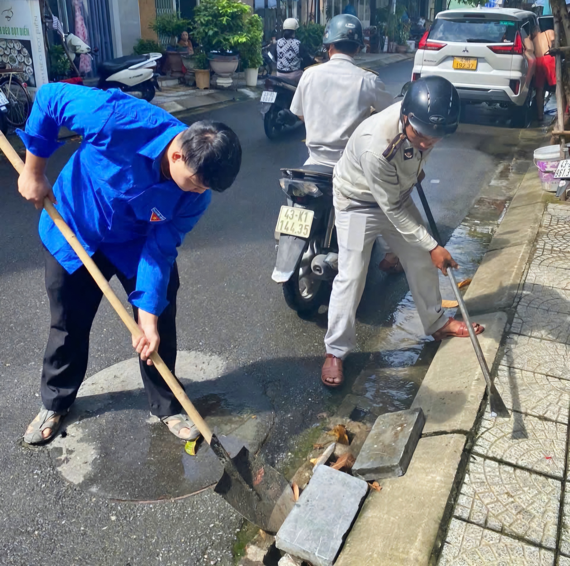 Bão số 12: Sóng dữ xuất hiện ở cửa sông Hàn - Ảnh 7. Bão số 12: Sóng dữ xuất hiện ở cửa sông Hàn - Ảnh 7.