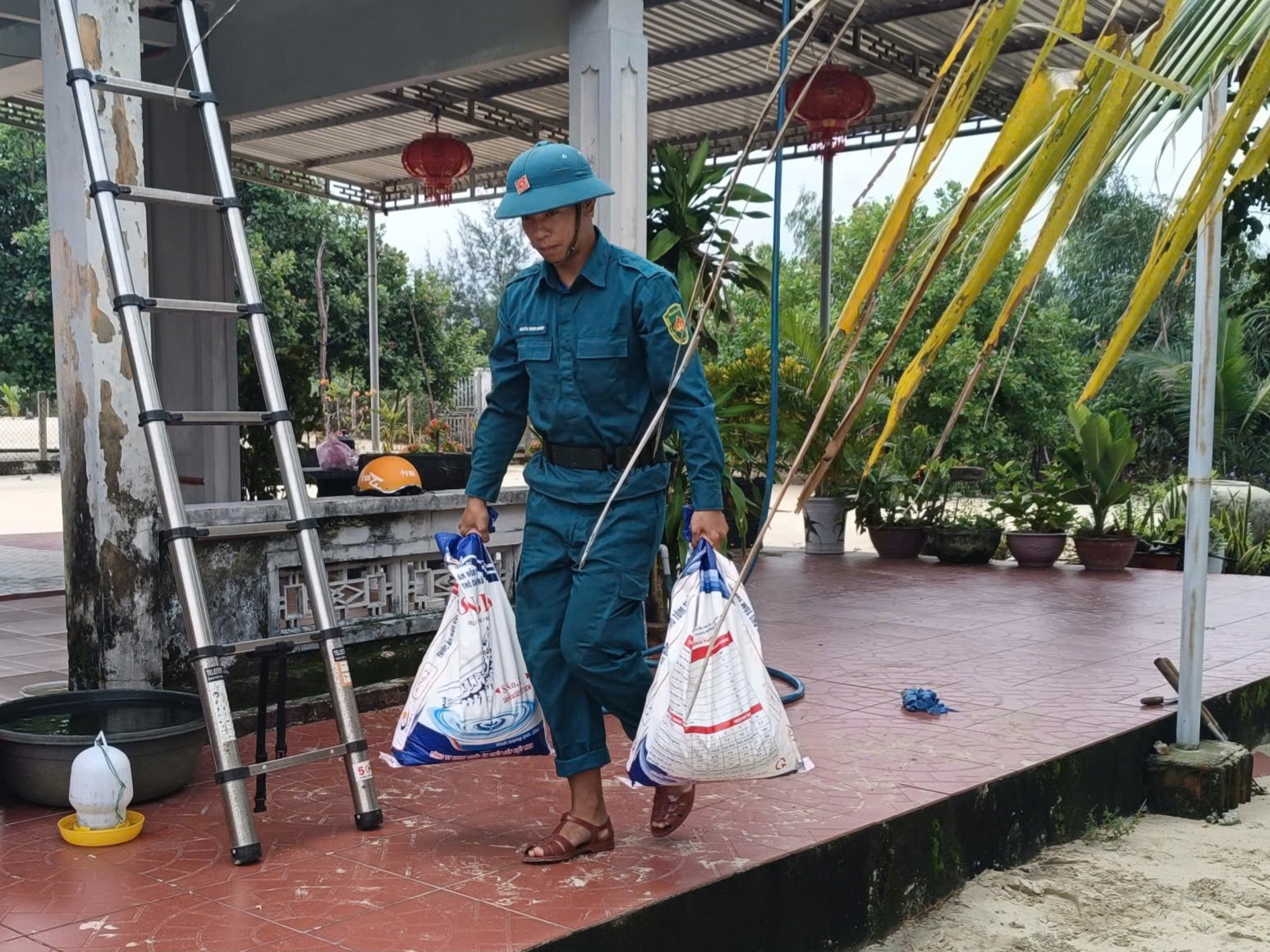 Đà Nẵng: Lực lượng vũ trang tổng lực ứng phó trước giờ bão Fengshen đổ bộ - Ảnh 3.