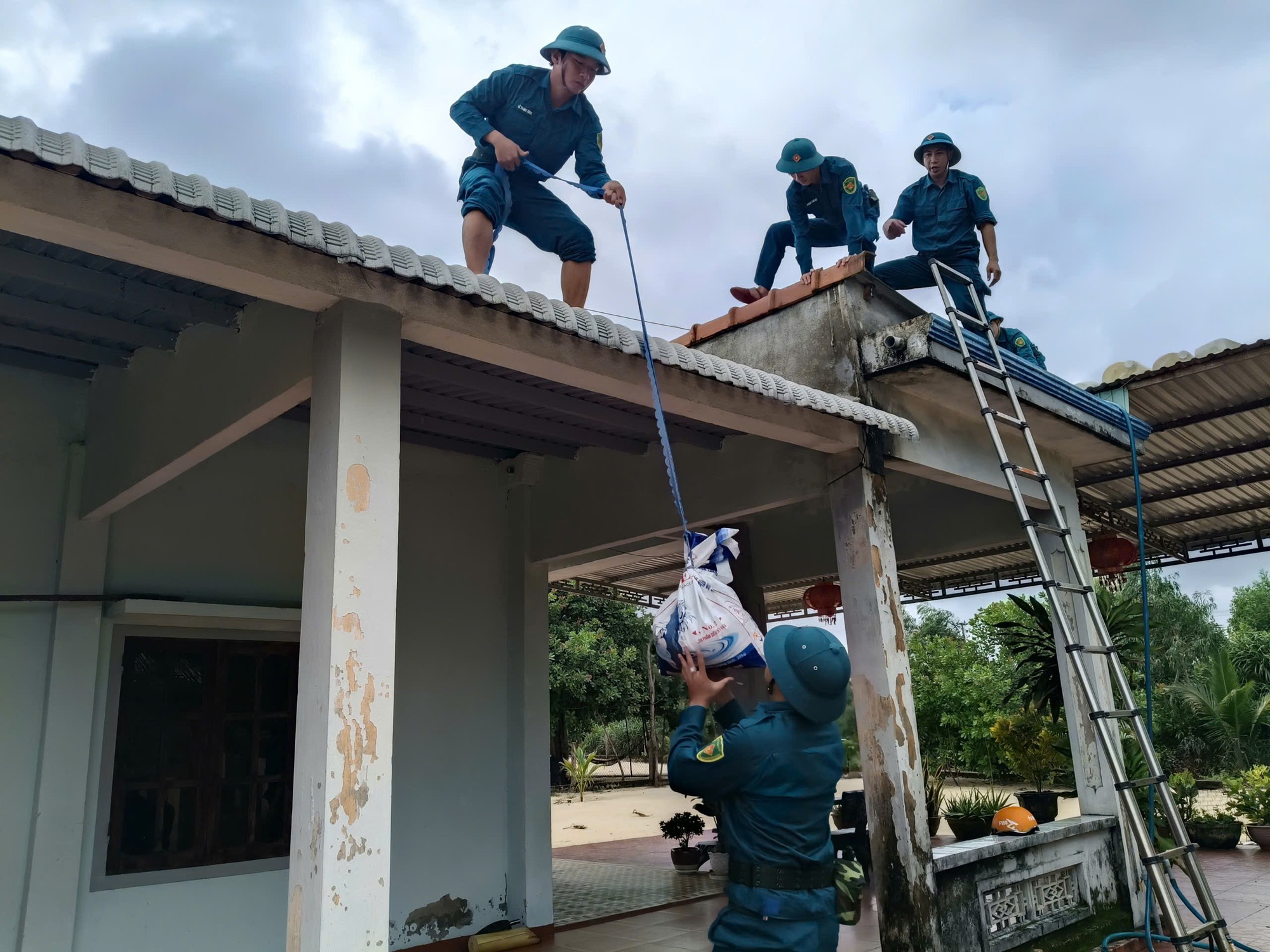 Đà Nẵng: Lực lượng vũ trang tổng lực ứng phó trước giờ bão Fengshen đổ bộ - Ảnh 1.