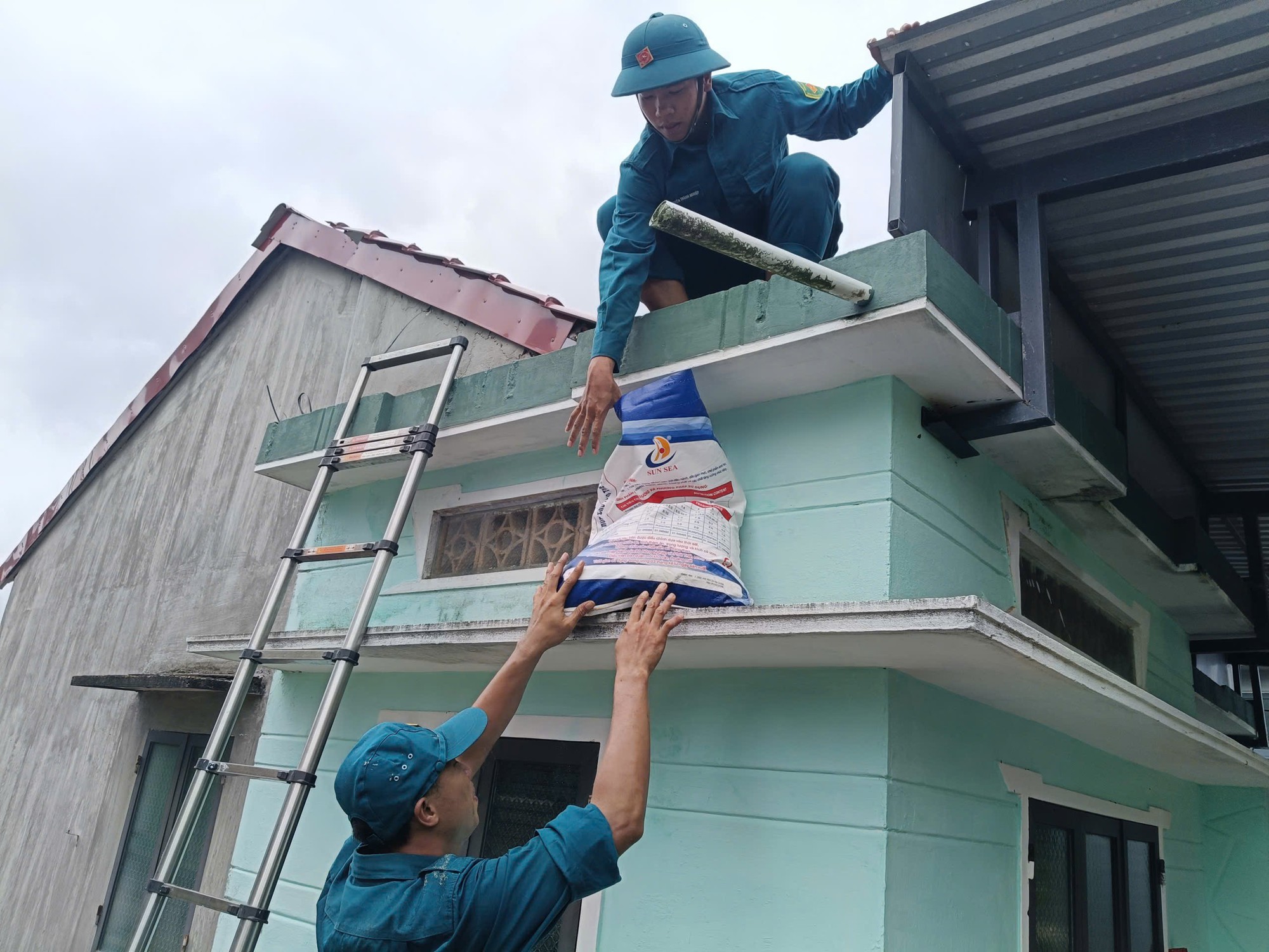 Đà Nẵng: Lực lượng vũ trang tổng lực ứng phó trước giờ bão Fengshen đổ bộ - Ảnh 5.