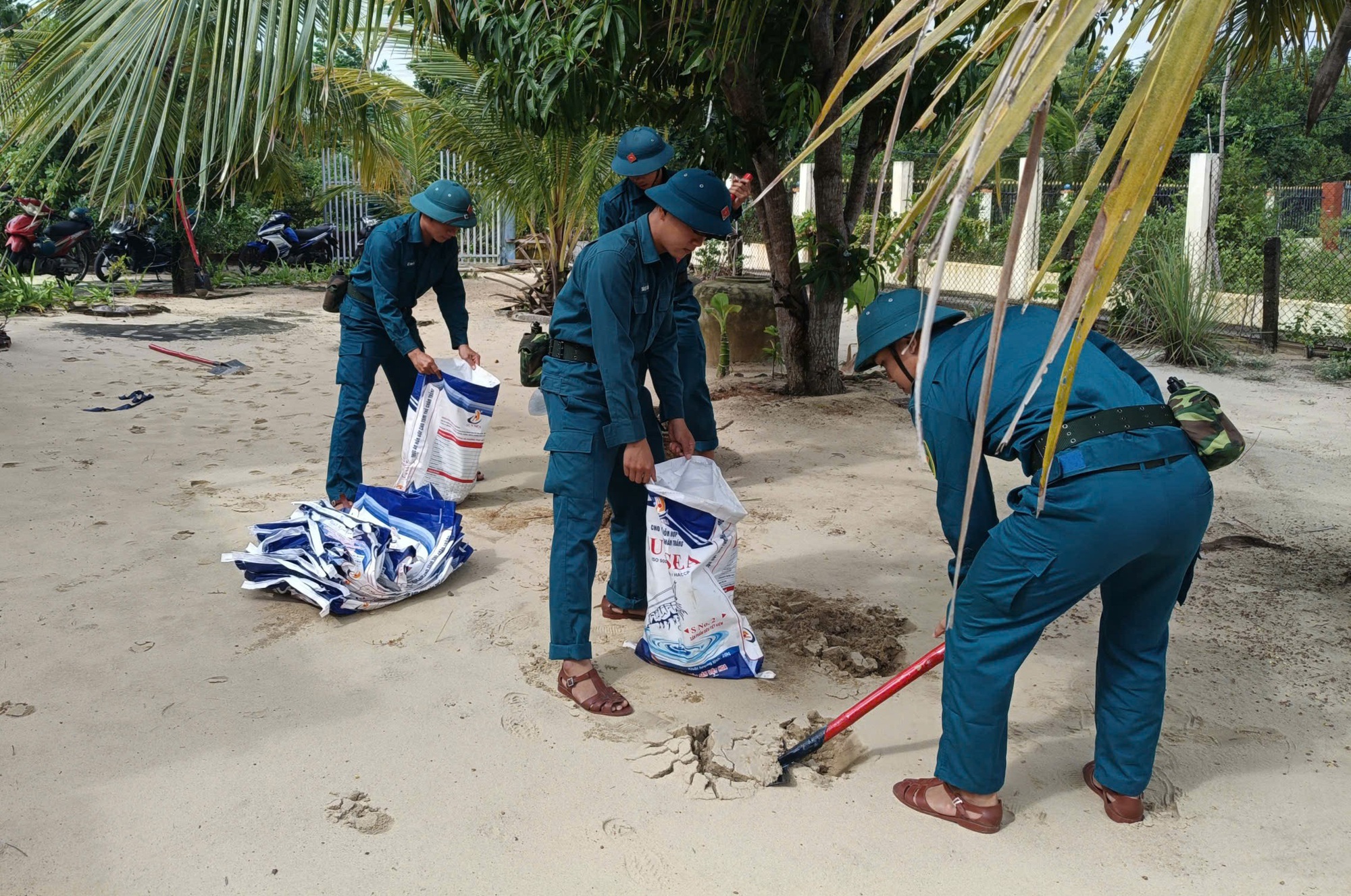 Đà Nẵng: Lực lượng vũ trang tổng lực ứng phó trước giờ bão Fengshen đổ bộ - Ảnh 2.