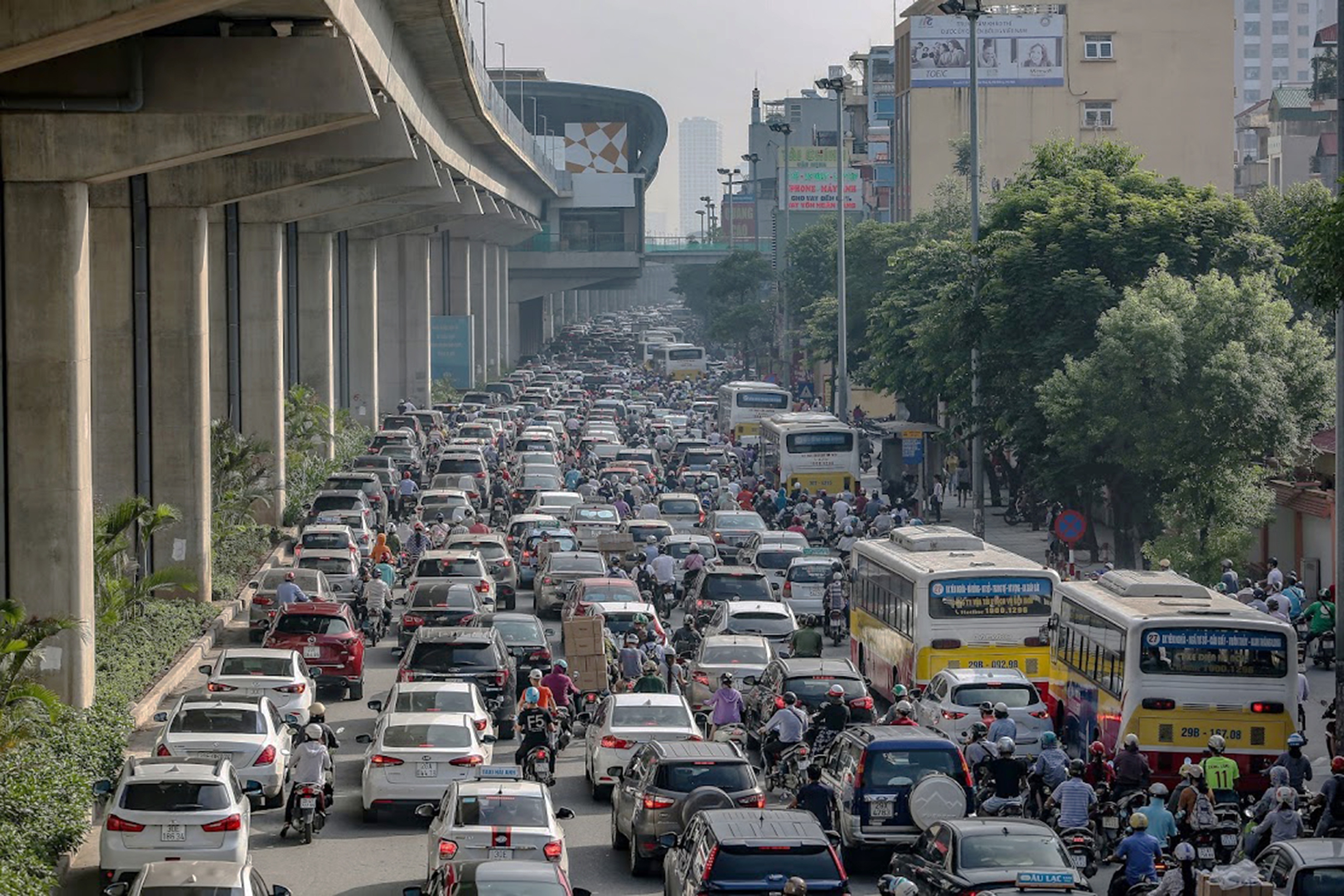 Trưởng phòng CSGT Hà Nội: Cần nghiên cứu đi làm theo khung giờ để giảm ùn tắc - Ảnh 1.