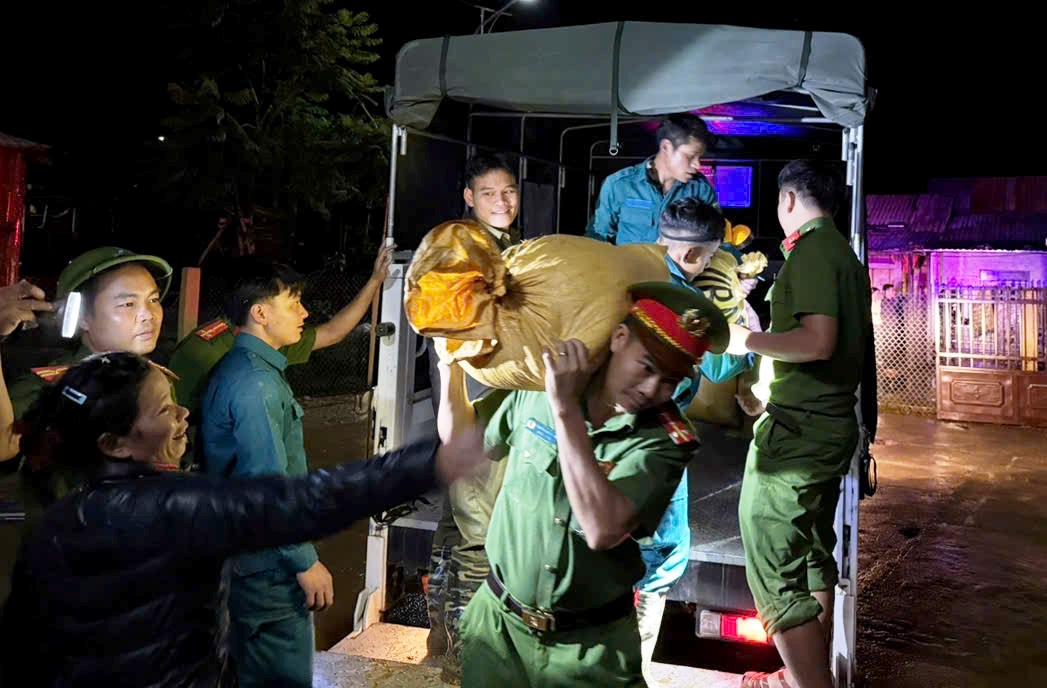 Ứng phó bão số 12: Đà Nẵng trữ lương thực để không bị cô lập - Ảnh 1. Ứng phó bão số 12: Đà Nẵng trữ lương thực để không bị cô lập - Ảnh 1.