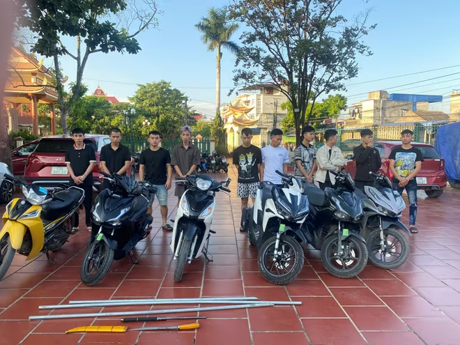 Khởi tố 10 thanh niên mang hung khí tham gia hỗn chiến ở Hải Phòng - Ảnh 1.