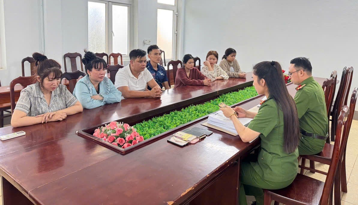 Bắt tạm giam 8 bị can mua bán người- Ảnh 1. Bắt tạm giam 8 bị can mua bán người- Ảnh 1.