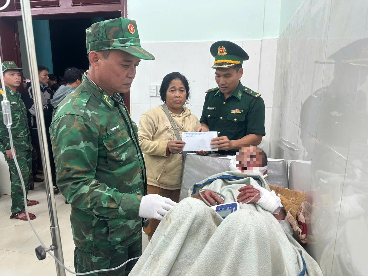 Đà Nẵng: Bị gấu rừng tấn công, một người thương tích nặng - Ảnh 1.