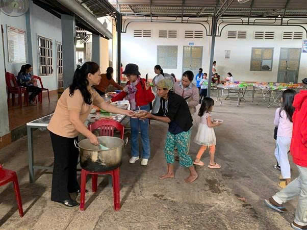 Mang yêu thương đến người nghèo, câu ch…