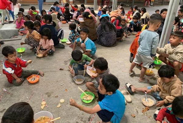 Đem yêu thương đến người nghèo - câu chuyện “cho đi” của một cô giáo - Ảnh 2.