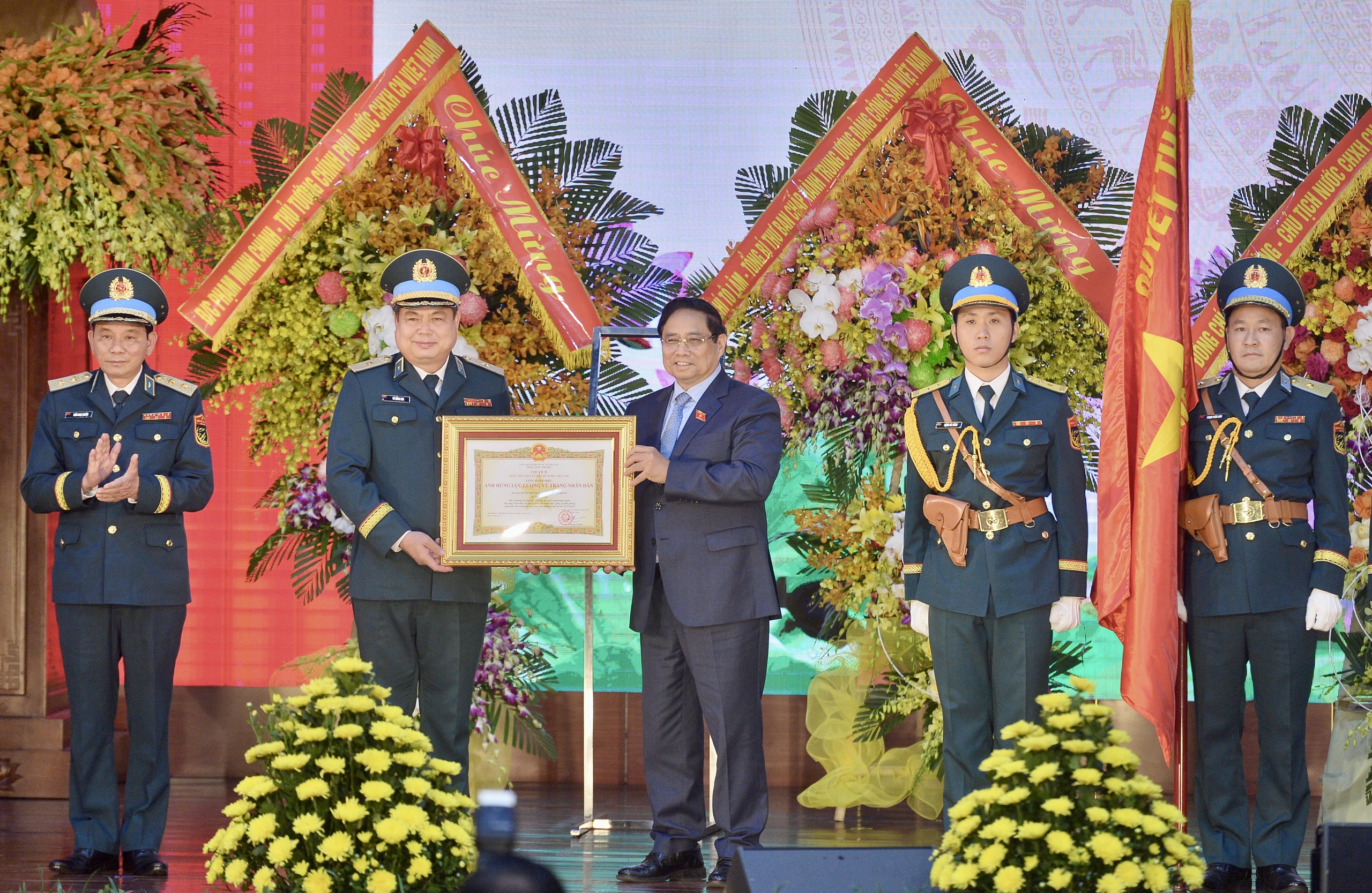 Thủ tướng trao danh hiệu Anh hùng lực lượng vũ trang nhân dân tặng Quân chủng Phòng không - không quân- Ảnh 6. Thủ tướng trao danh hiệu Anh hùng lực lượng vũ trang nhân dân tặng Quân chủng Phòng không - không quân- Ảnh 6.