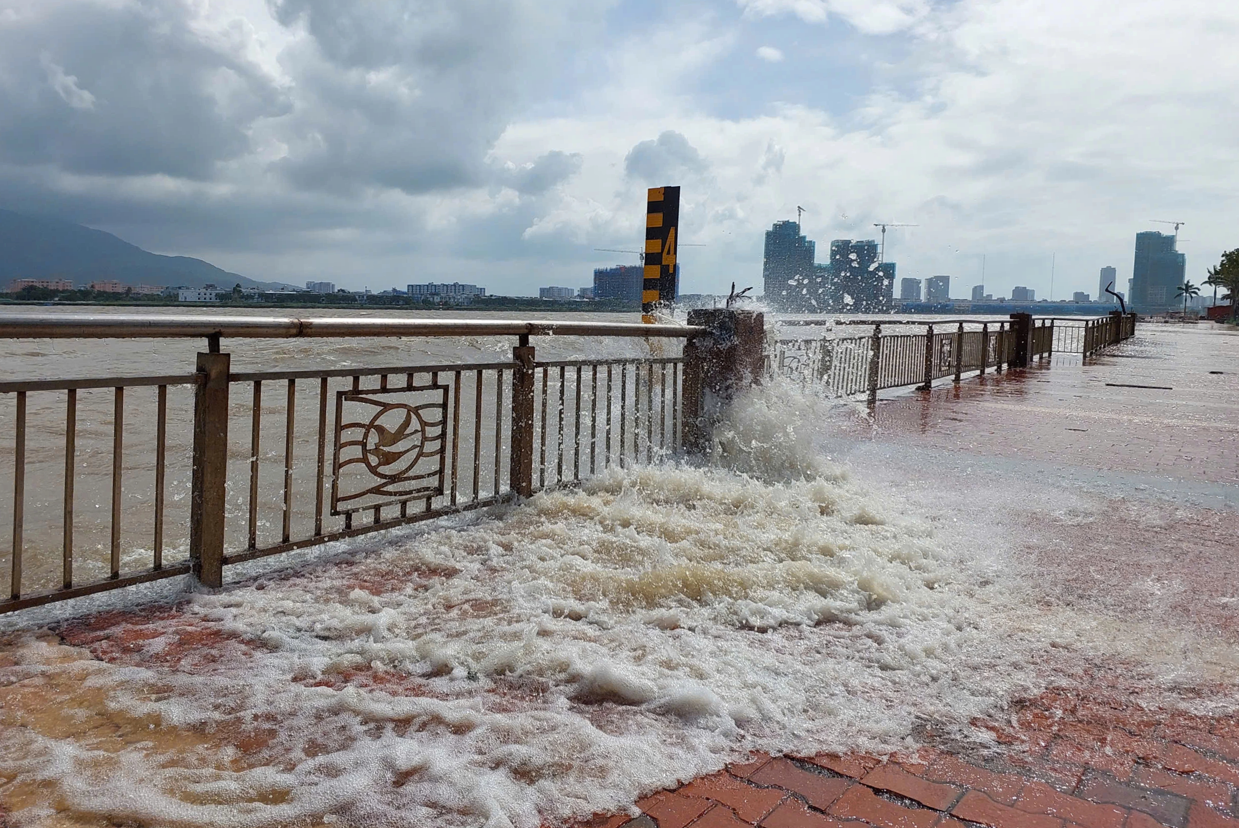 Bão số 12: Sóng dữ xuất hiện ở cửa sông Hàn - Ảnh 4. Bão số 12: Sóng dữ xuất hiện ở cửa sông Hàn - Ảnh 4.