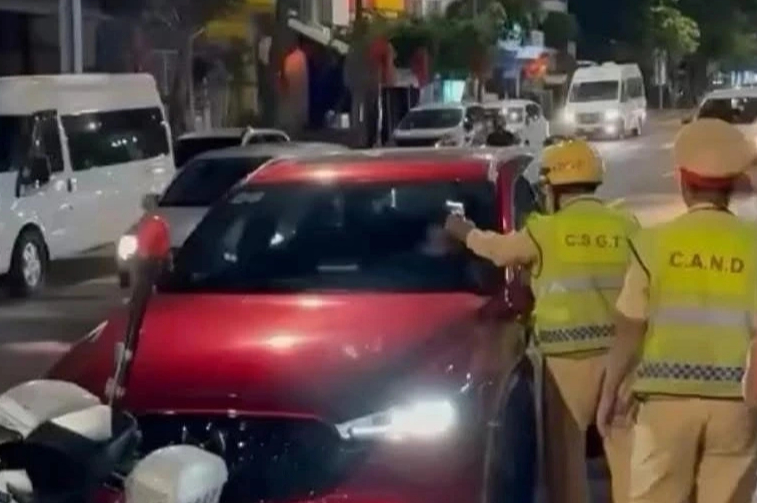 Phạt nữ ca sĩ phớt lờ hiệu lệnh CSGT, hút bóng cười ngay trên ô tô- Ảnh 2. Phạt nữ ca sĩ phớt lờ hiệu lệnh CSGT, hút bóng cười ngay trên ô tô- Ảnh 2.