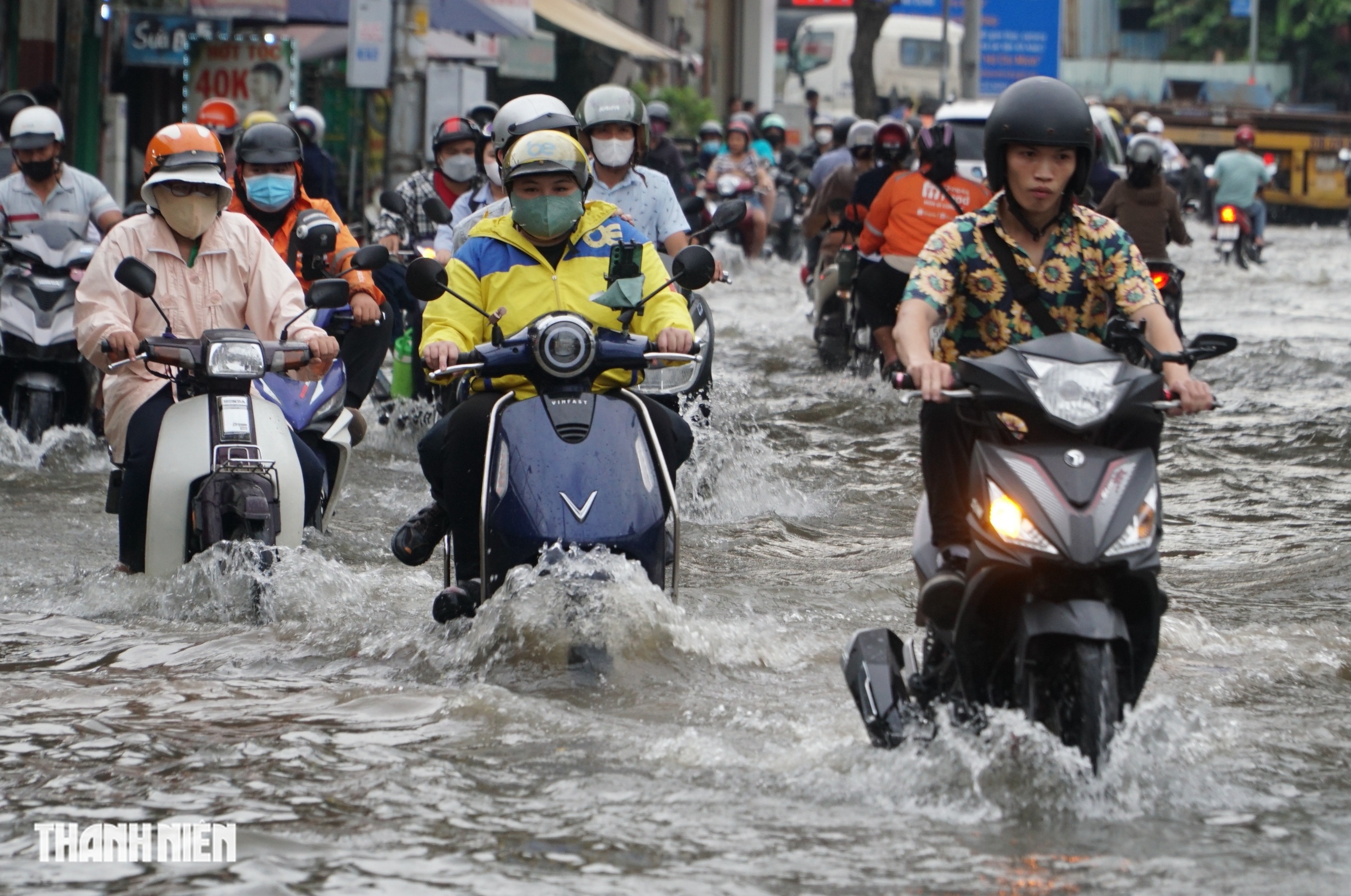 Triều cường dâng cao, đường Trần Xuân S…