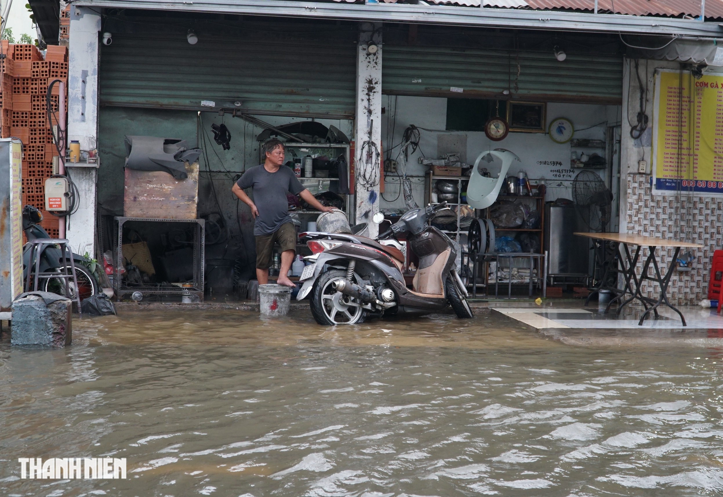 Triều cường dâng cao, đường Trần Xuân Soạn ở TP.HCM lại biến thành sông- Ảnh 4.