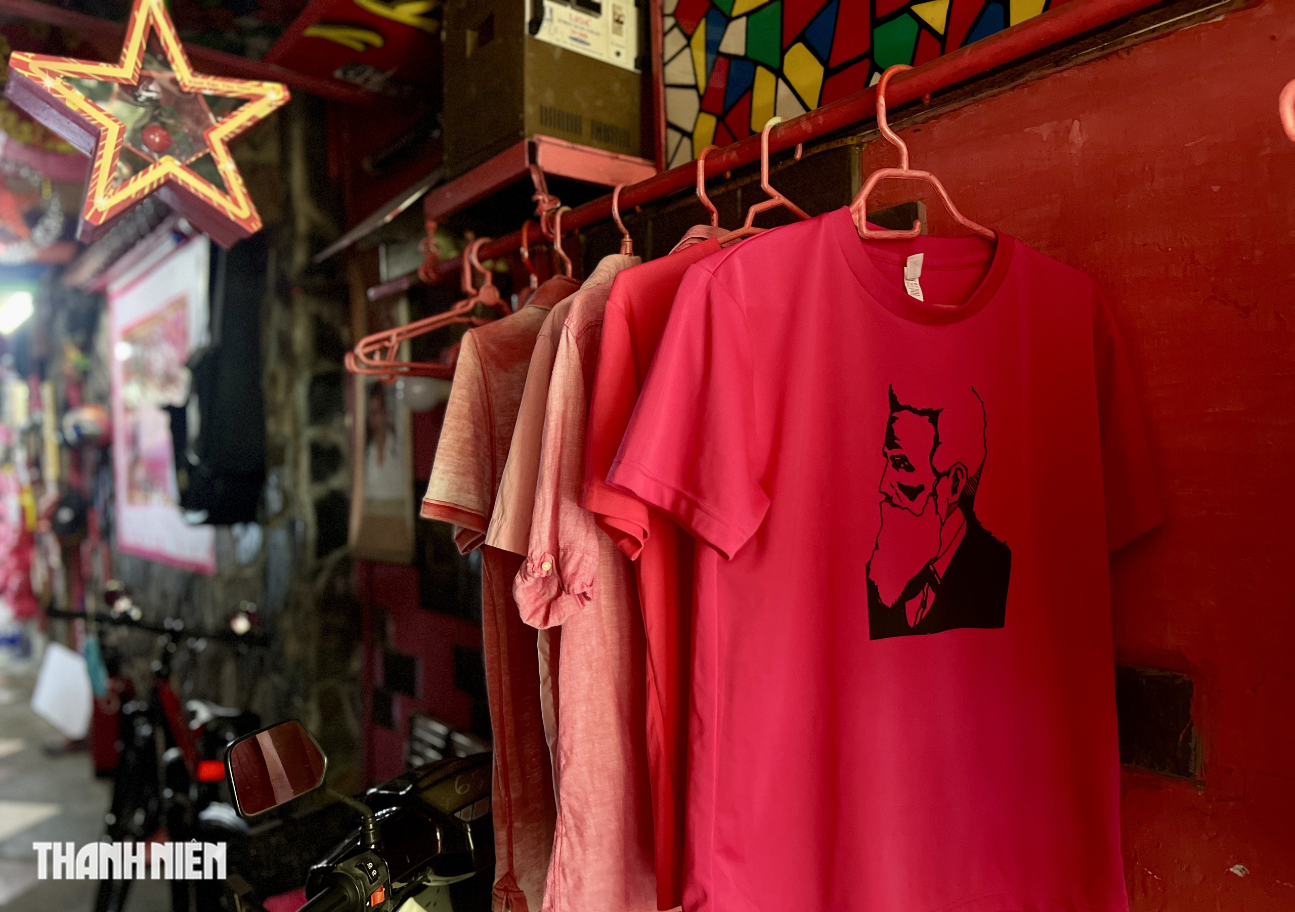 Chủ căn nh&agrave; m&agrave;u hồng ở TP.HCM: Mặc đồ 't&ocirc;ng xuyệt t&ocirc;ng' chơi tennis mỗi ng&agrave;y - Ảnh 5.