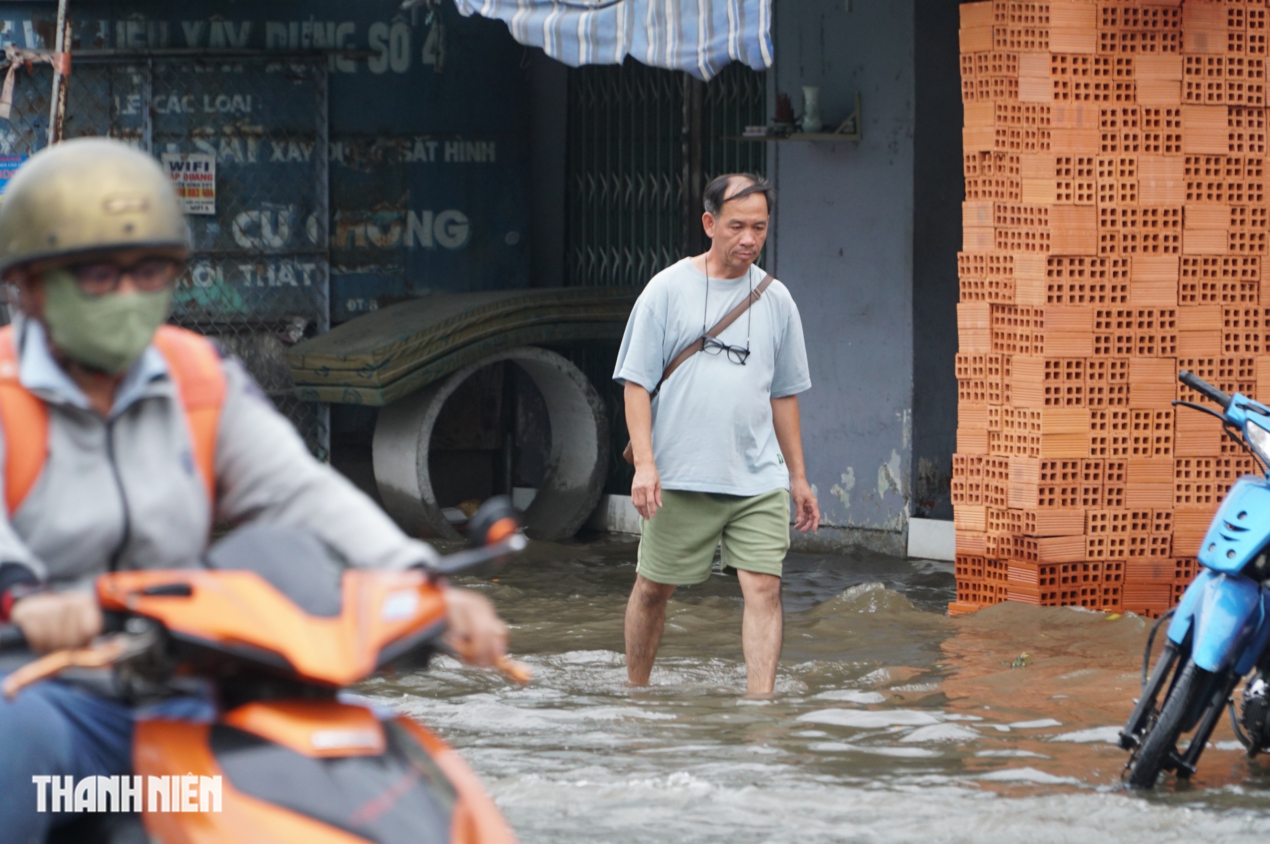 Triều cường dâng cao, đường Trần Xuân Soạn ở TP.HCM lại biến thành sông- Ảnh 5.