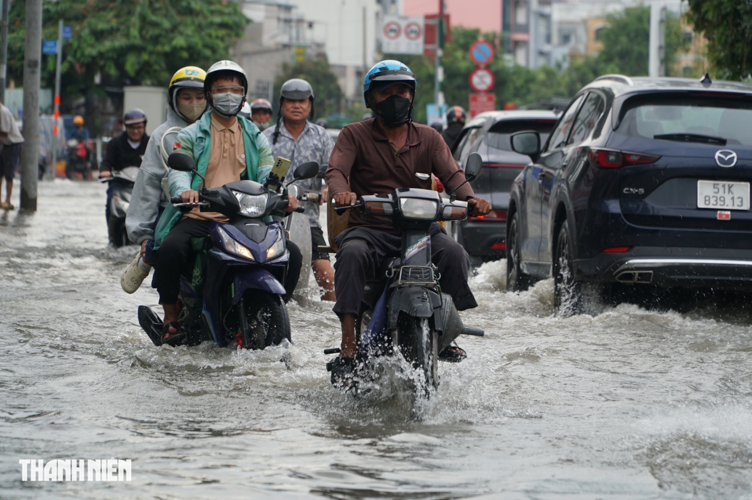 Triều cường dâng cao, đường Trần Xuân Soạn ở TP.HCM lại biến thành sông- Ảnh 7.