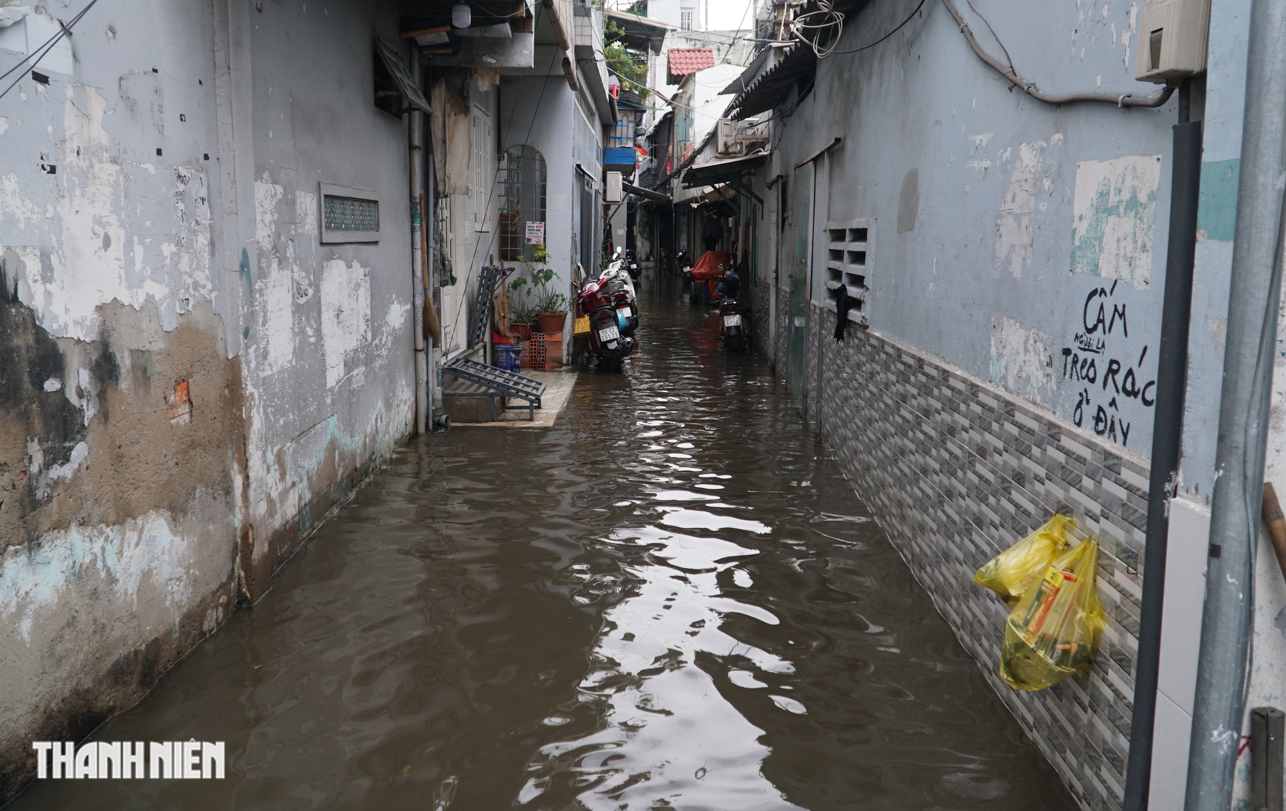 Triều cường dâng cao, đường Trần Xuân Soạn ở TP.HCM lại biến thành sông- Ảnh 3.