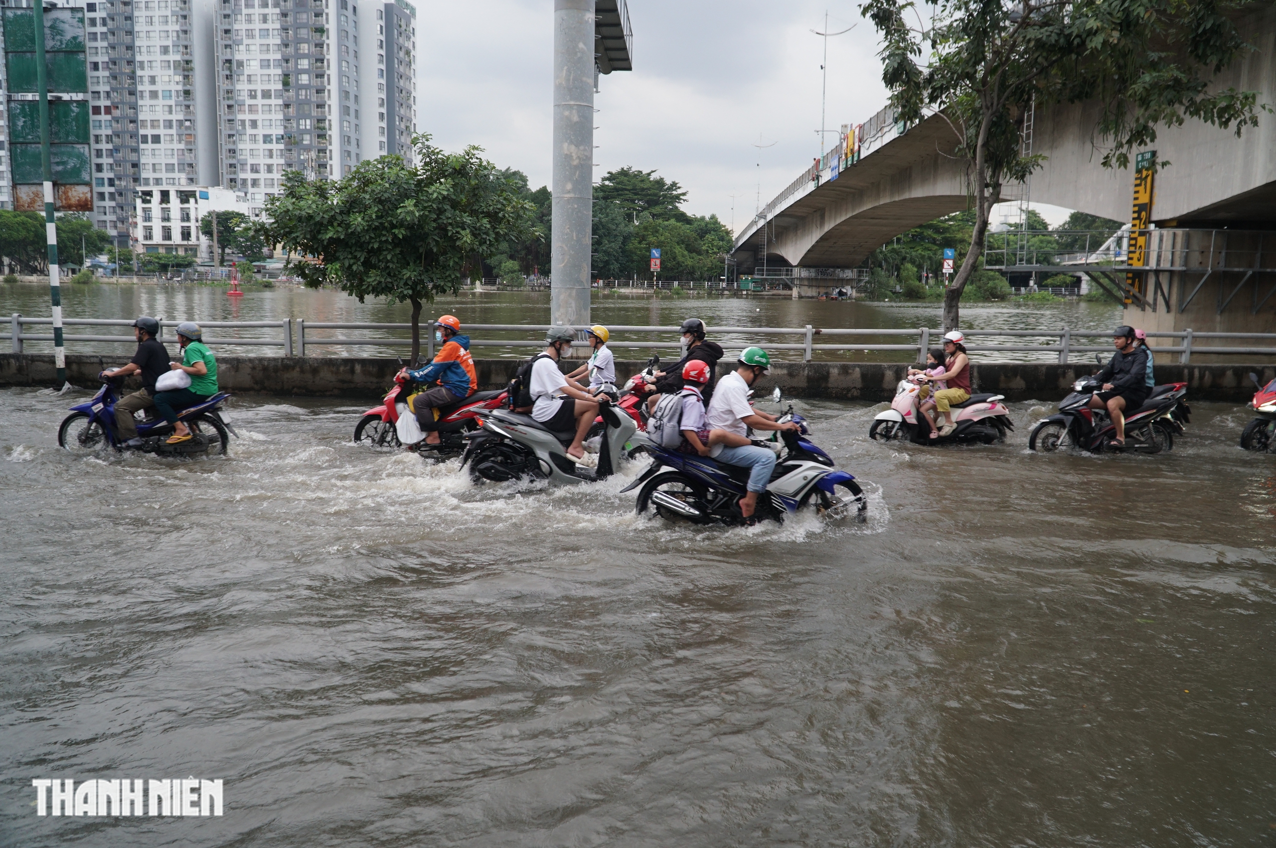 Triều cường dâng cao, đường Trần Xuân Soạn ở TP.HCM lại biến thành sông- Ảnh 2.