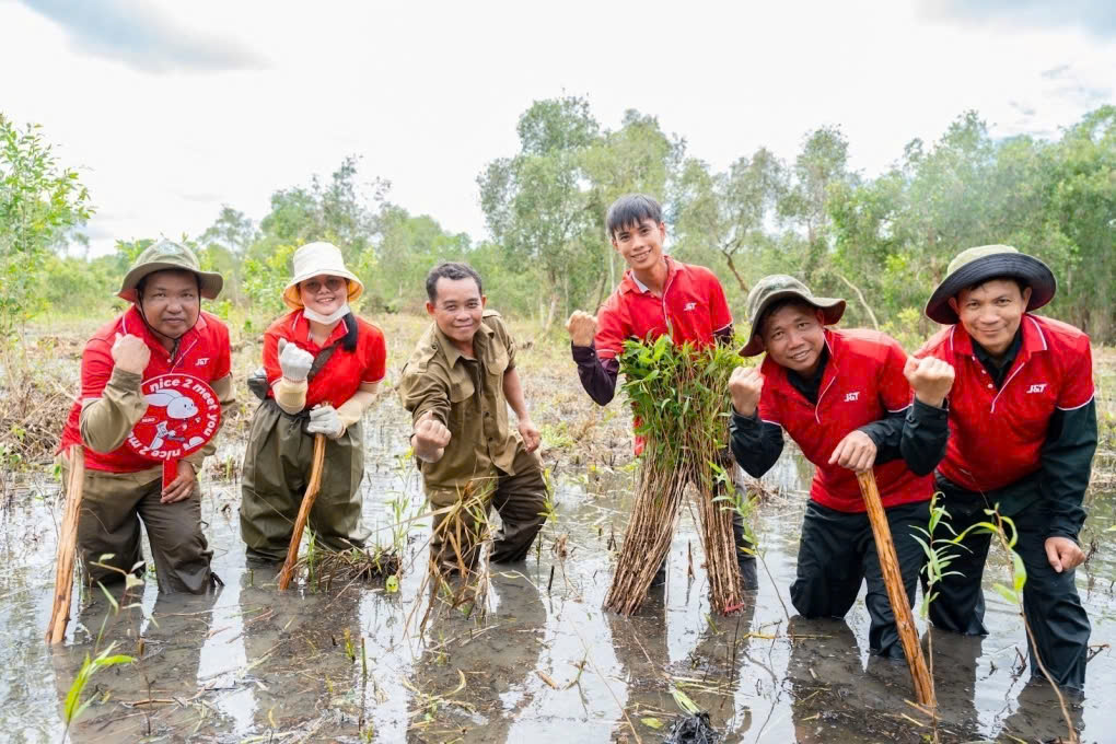 J&T Express duy trì dòng chảy thương mại giữa thiên tai và hỗ trợ cộng đồng - Ảnh 1.