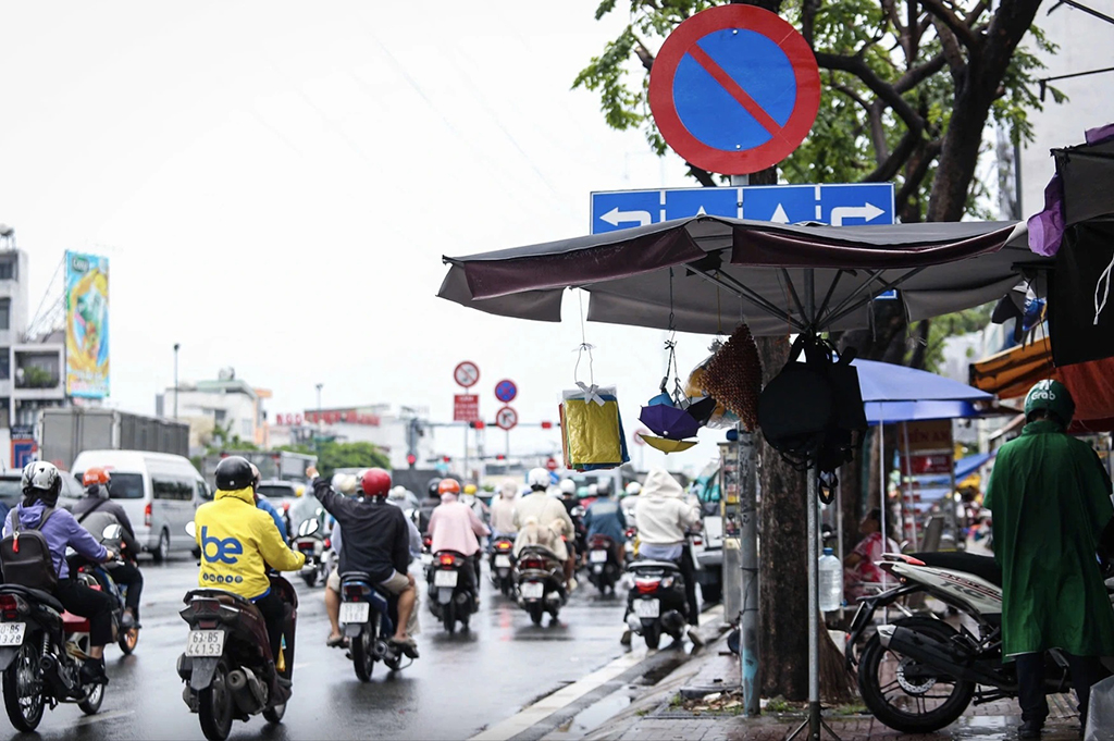 Cải thiện vạch kẻ đường để giảm ma trận biển báo giao thông hiệu quả - Ảnh 1. Cải thiện vạch kẻ đường để giảm ma trận biển báo giao thông hiệu quả - Ảnh 1.