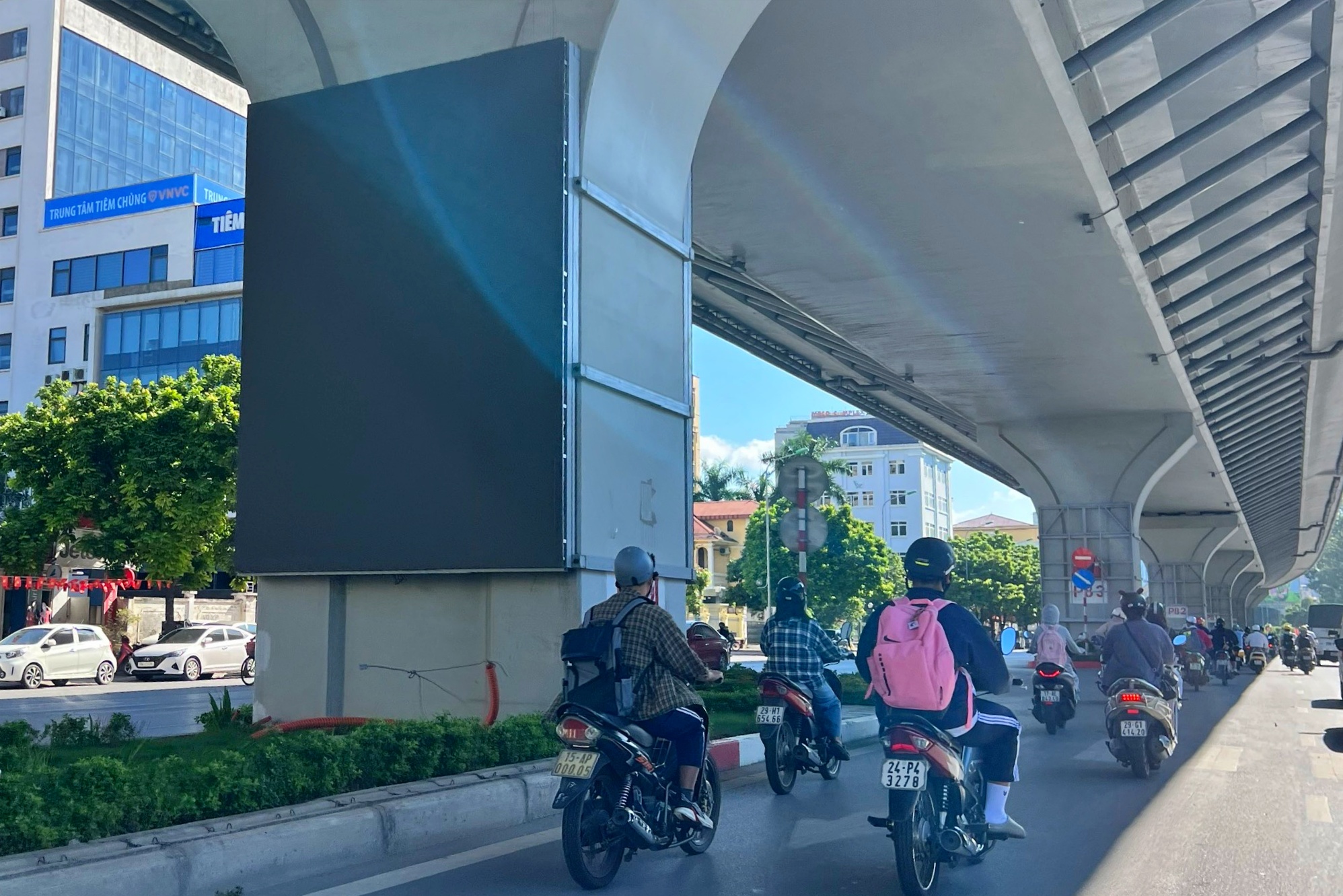 Cận cảnh màn hình LED dưới gầm cầu cạn Vành đai 2 trên cao ở Hà Nội - Ảnh 5. Cận cảnh màn hình LED dưới gầm cầu cạn Vành đai 2 trên cao ở Hà Nội - Ảnh 5.