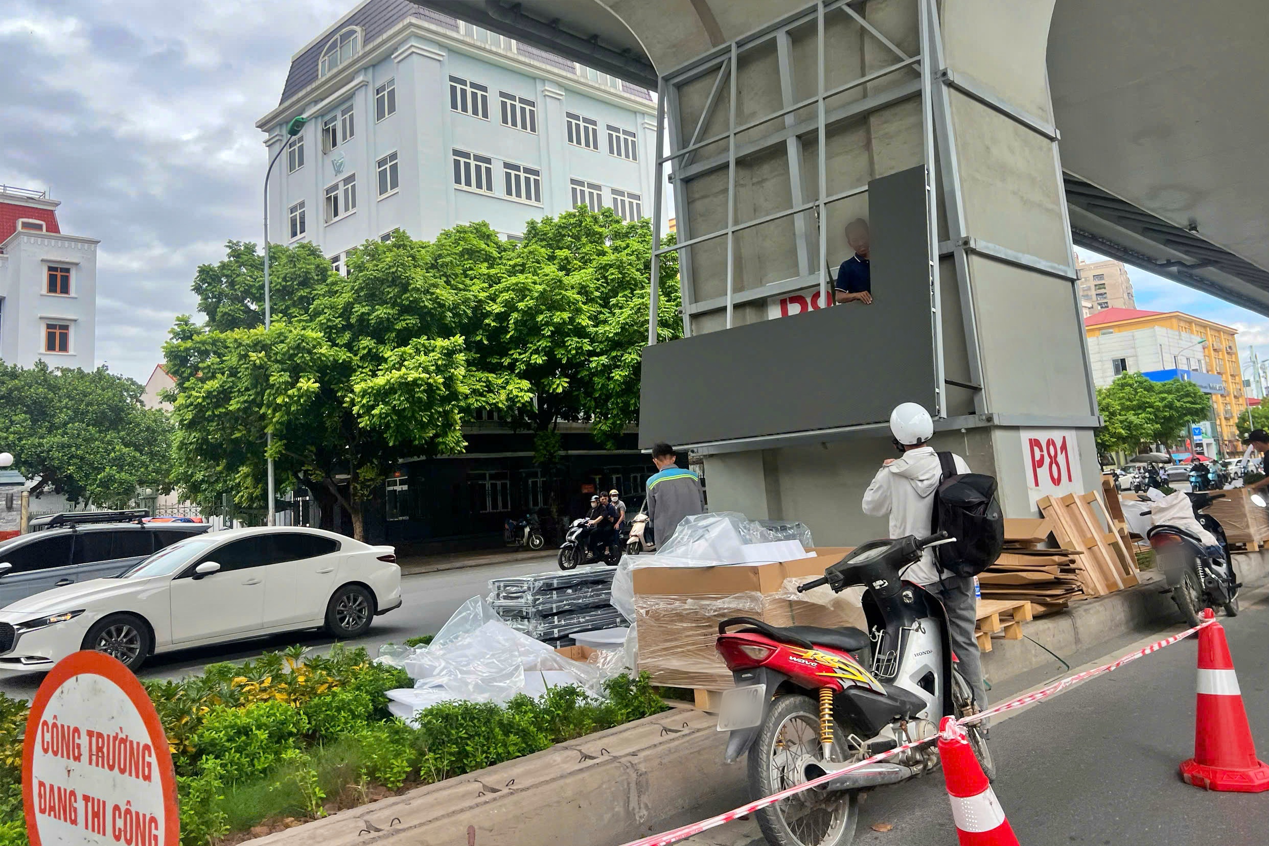 Cận cảnh gầm cầu cạn được lắp…